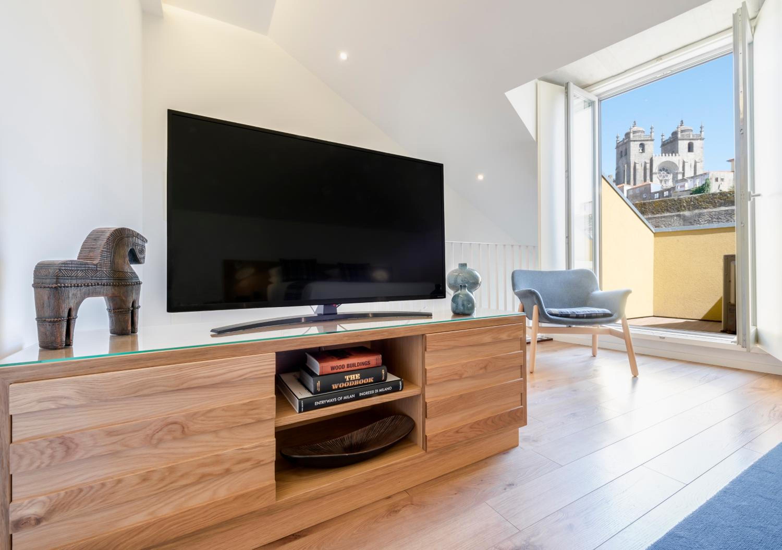 Deluxe One-Bedroom Apartment with City View - Photo 16