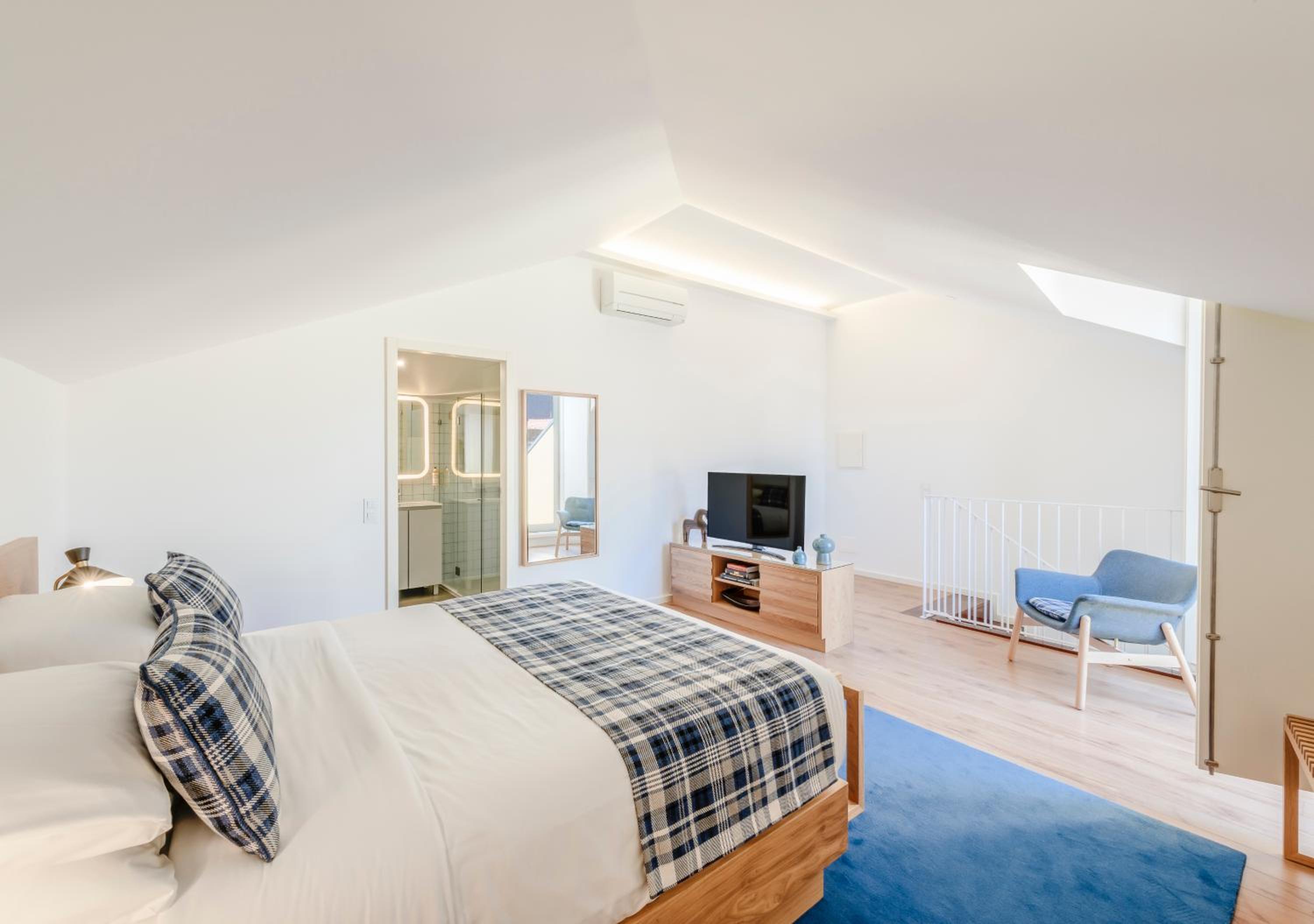 Deluxe One-Bedroom Apartment with City View - Photo 15