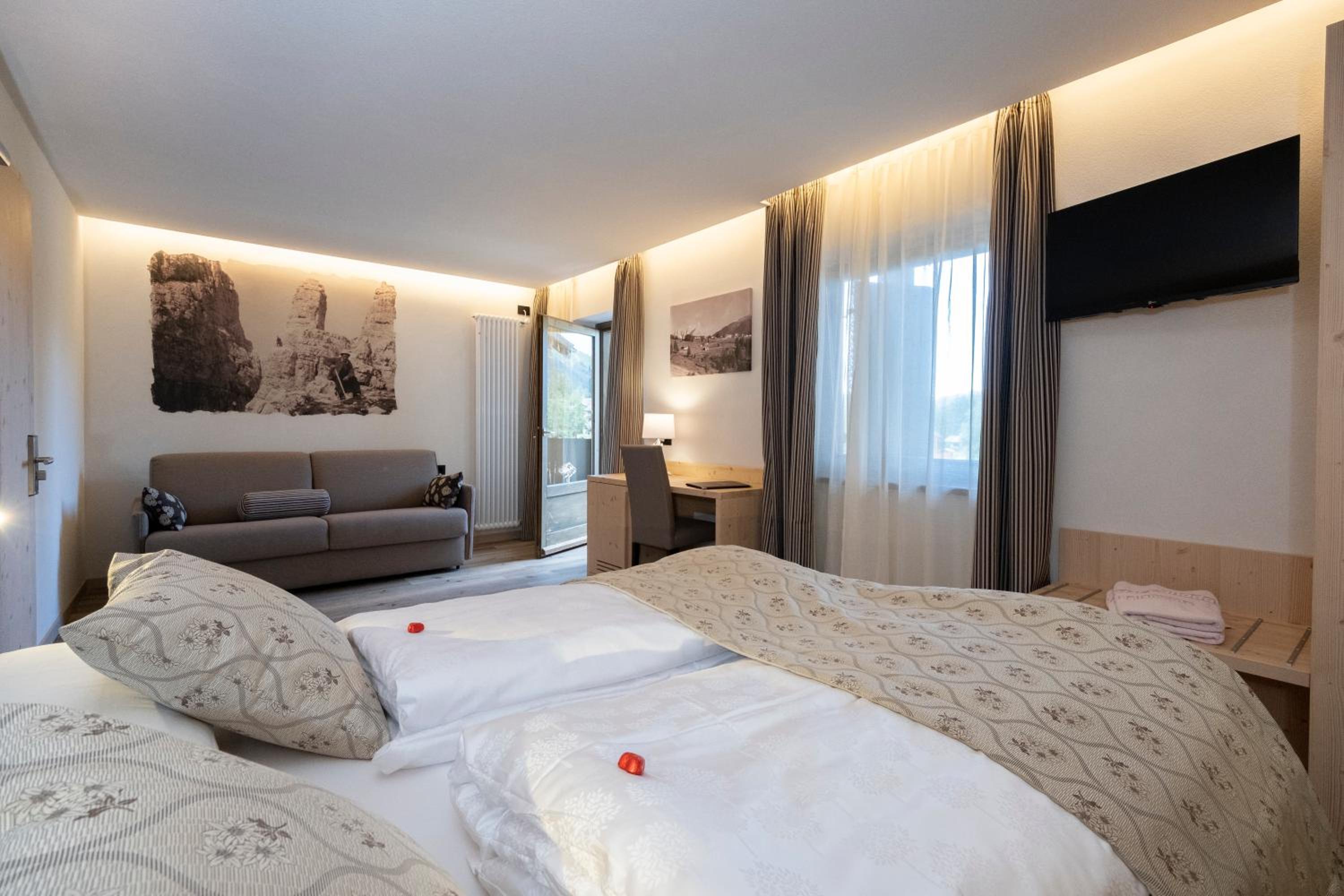 Superior Double or Twin Room with Mountain View photo 3