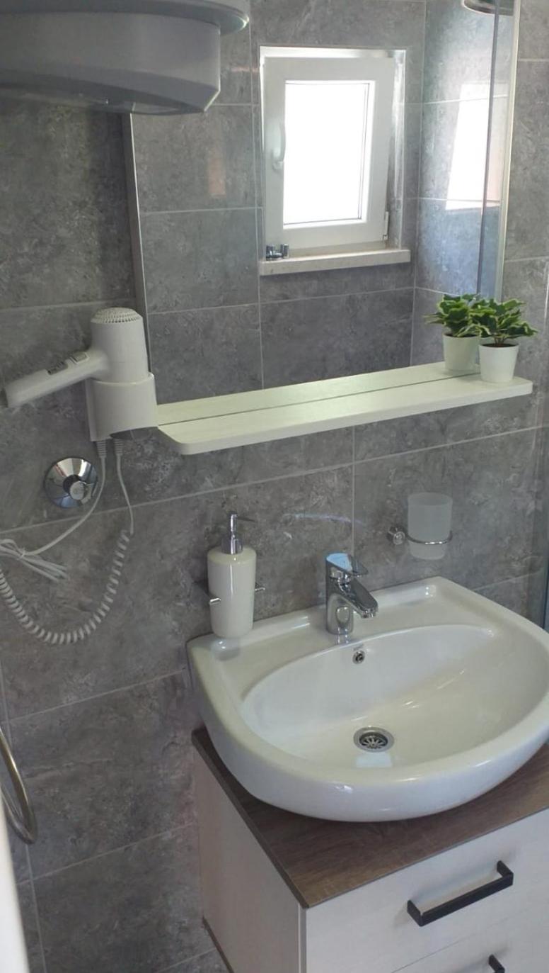 Double Room with Balcony and Sea View - Photo 16