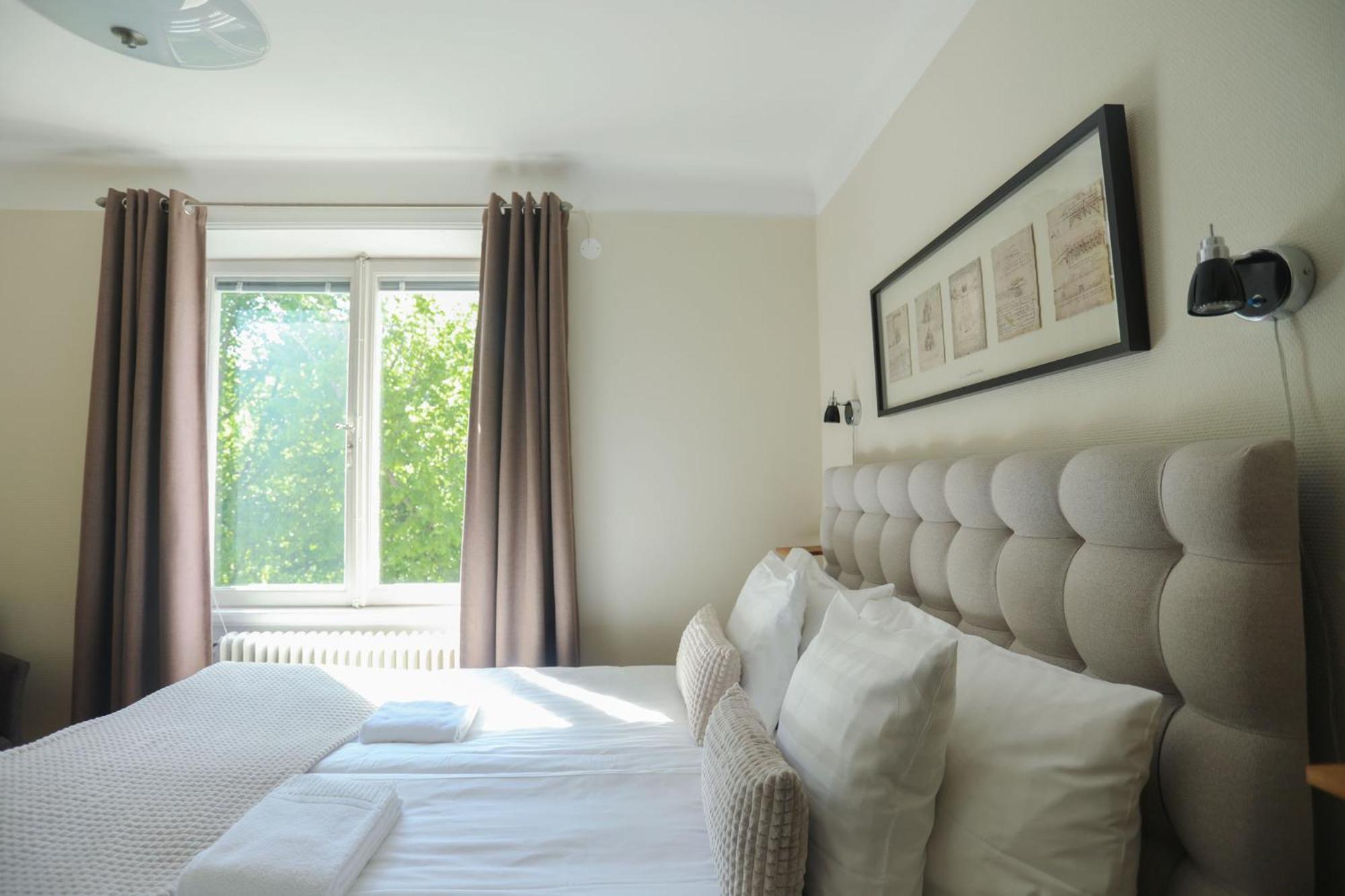 Double or Twin Room - Photo 8