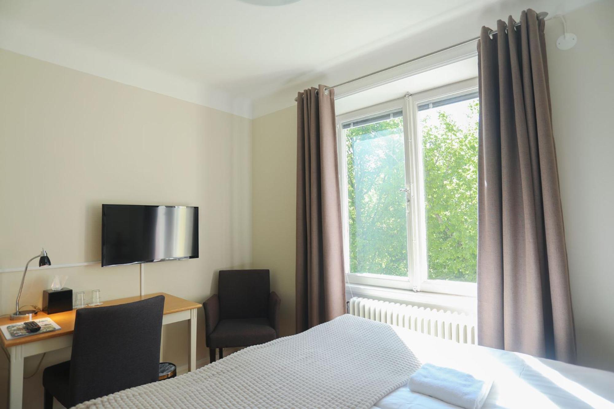 Double or Twin Room - Photo 9
