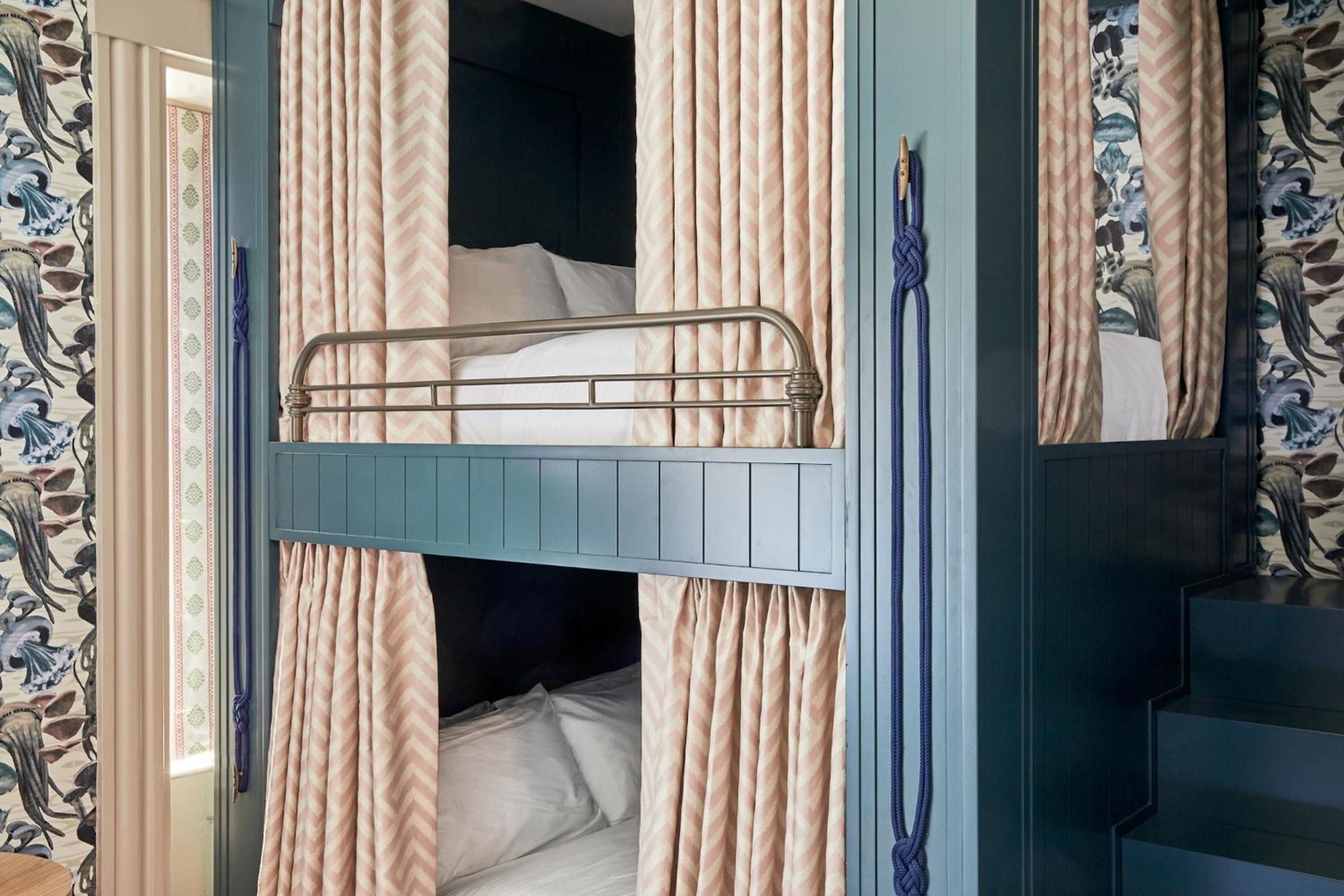 Deluxe Bunk Quad photo 1