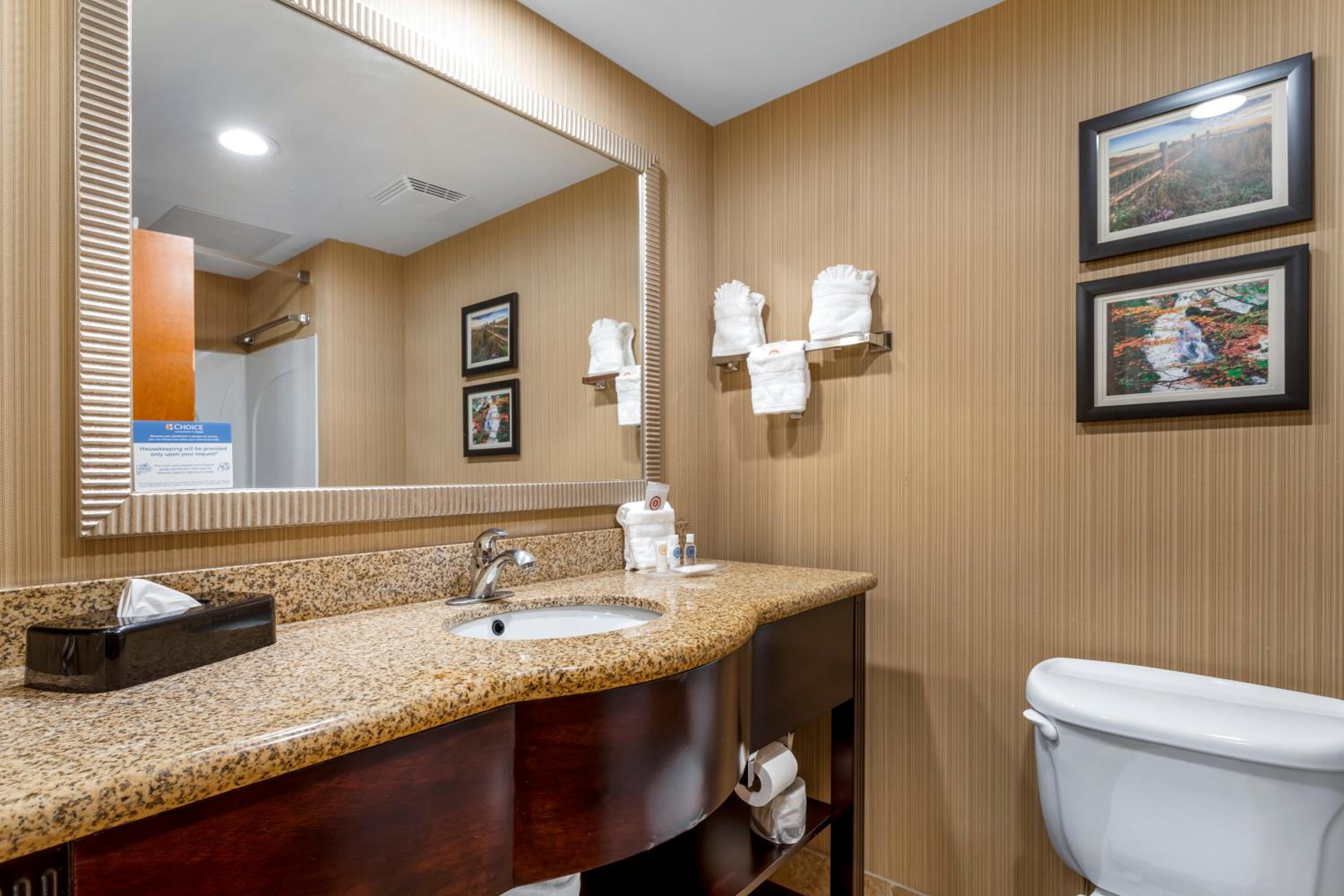 King Suite - Non-Smoking - Photo 2