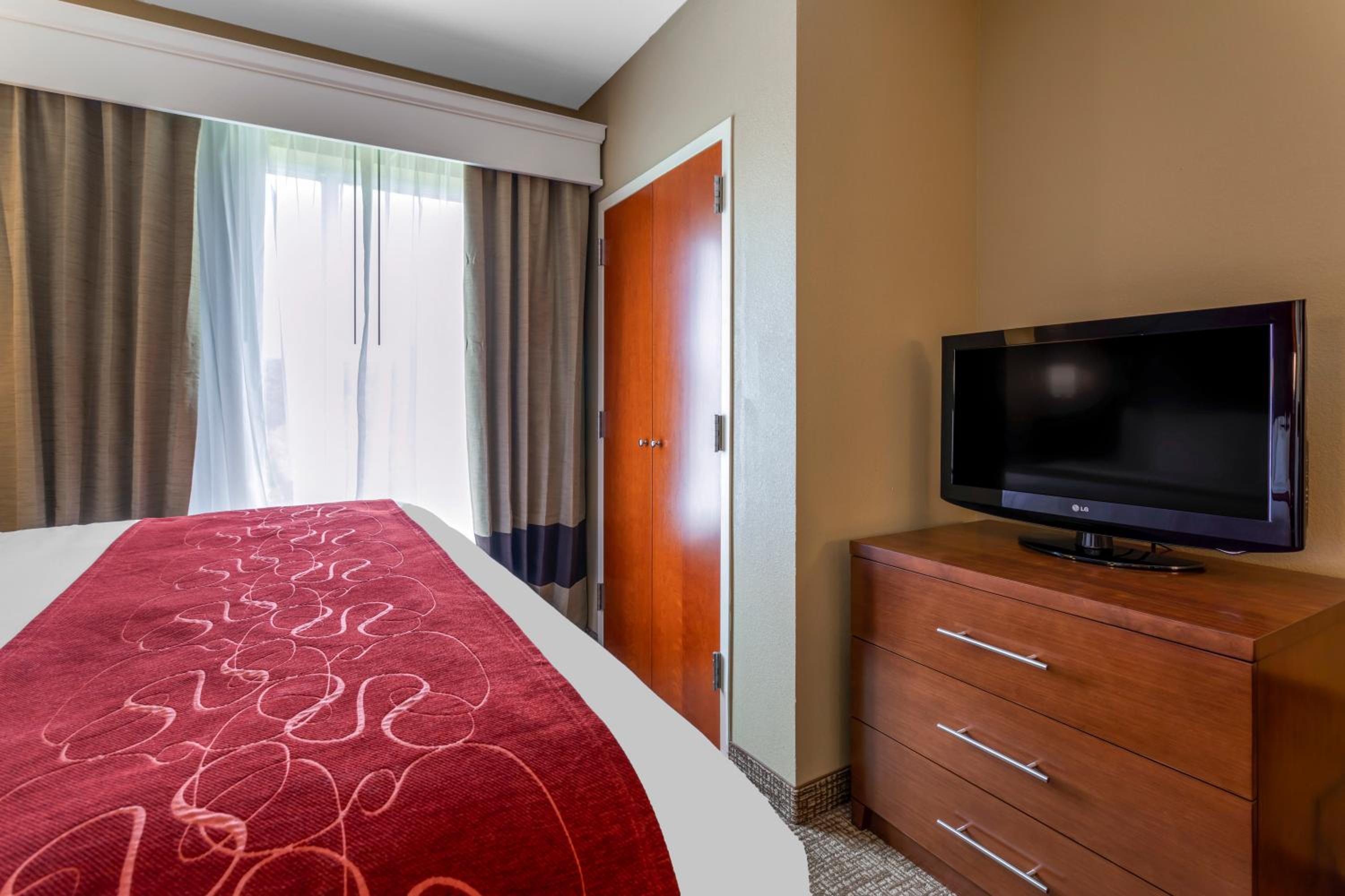King Suite - Non-Smoking - Photo 6