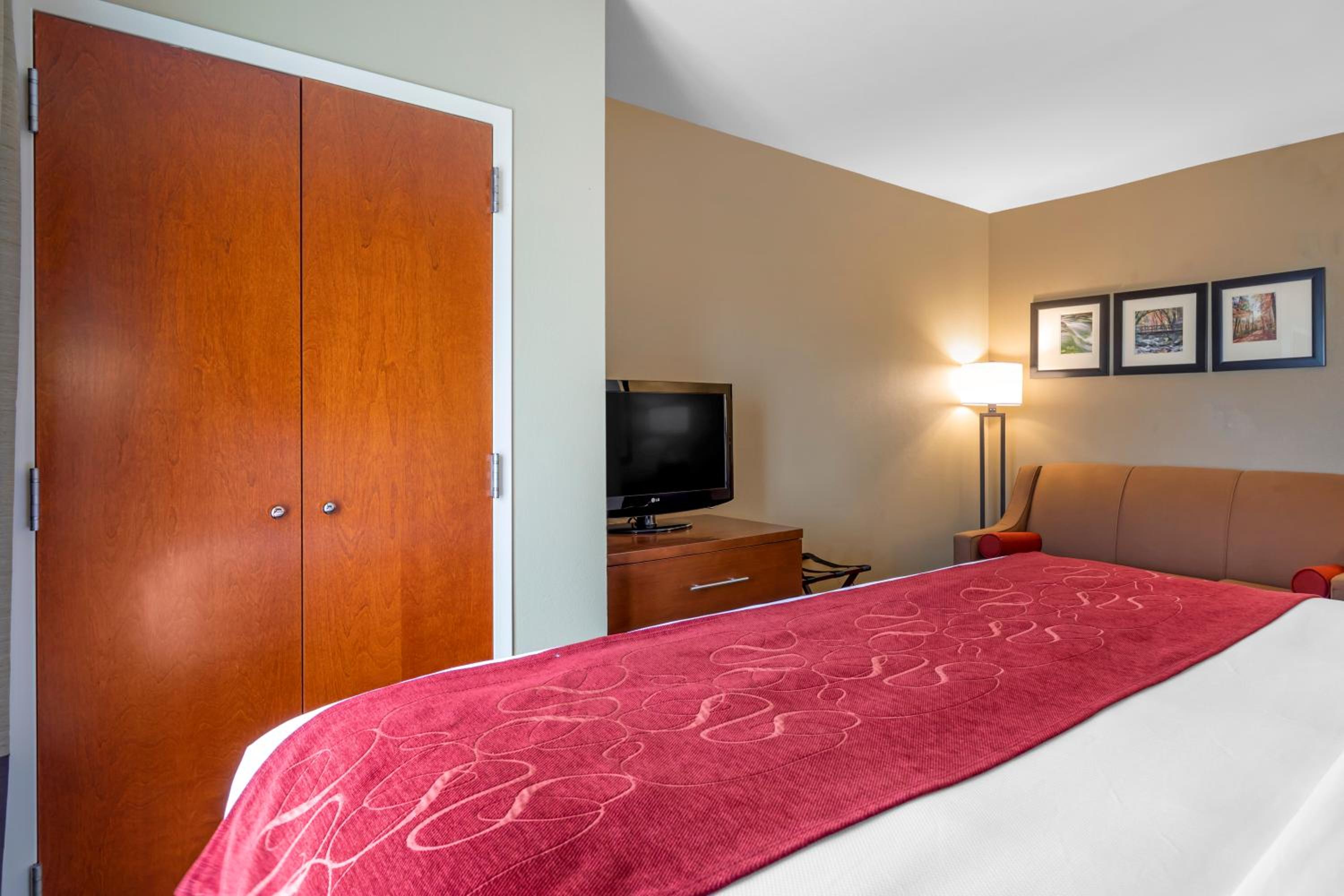 King Suite - Non-Smoking - Photo 4