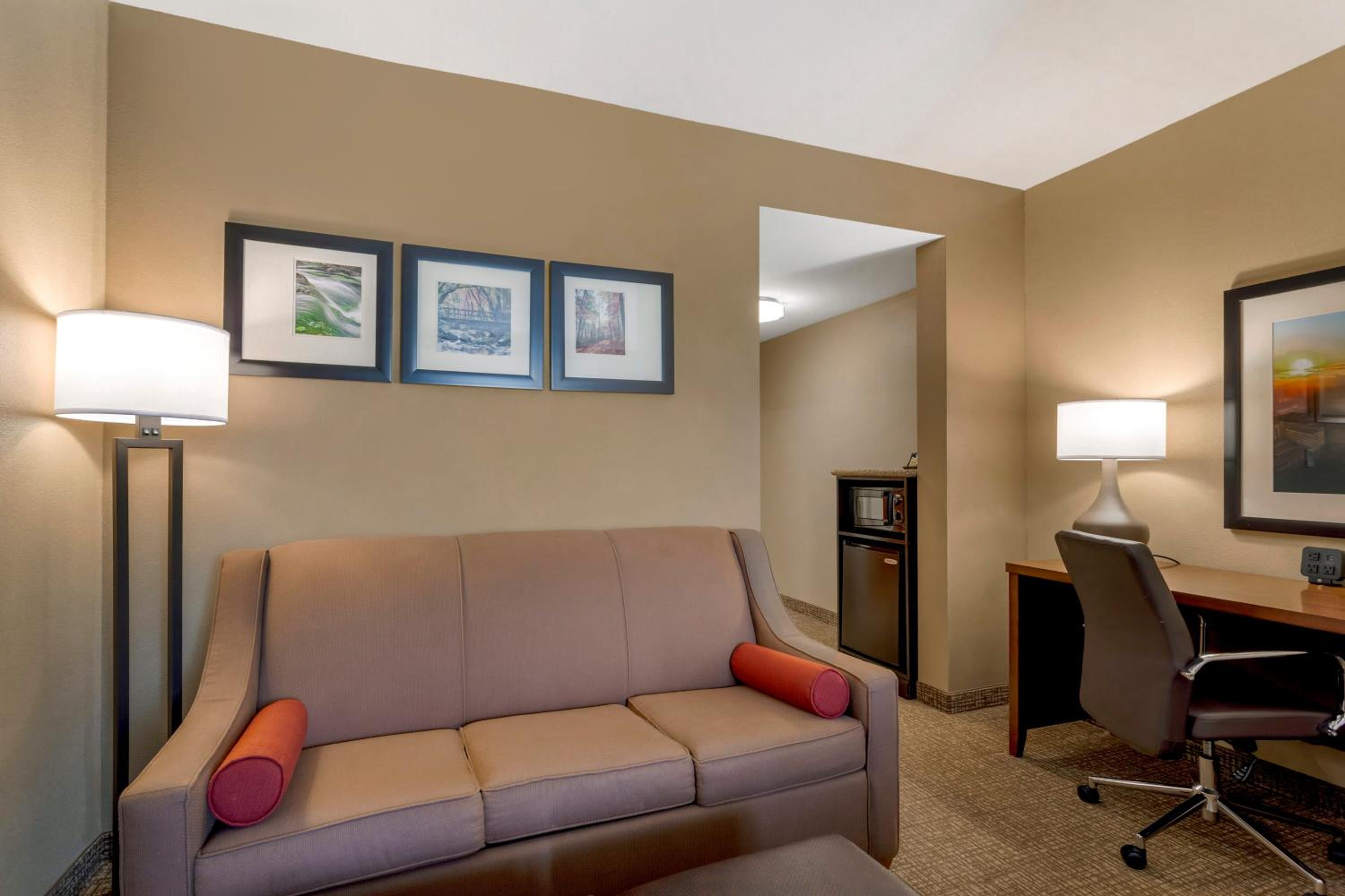 King Suite - Non-Smoking - Photo 3