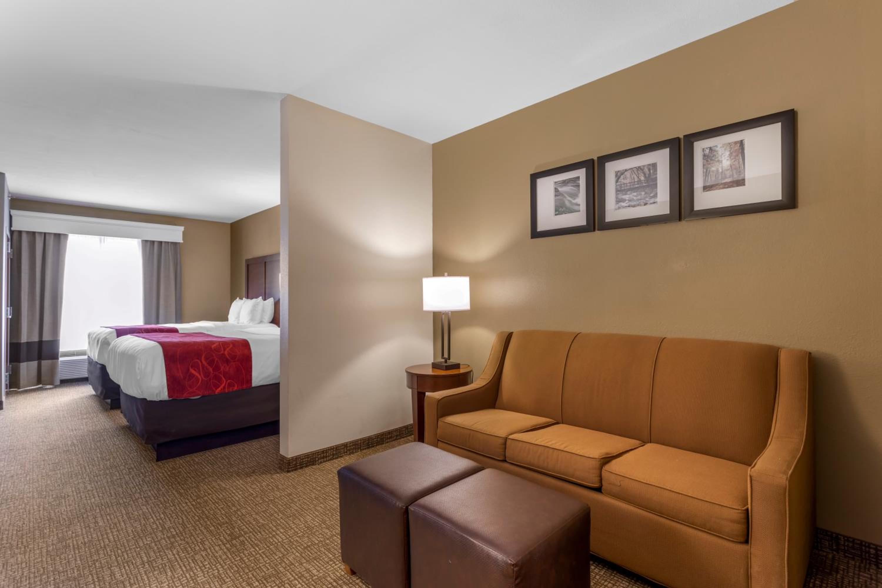 Queen Suite with Two Queen Beds - Non-Smoking - Photo 2