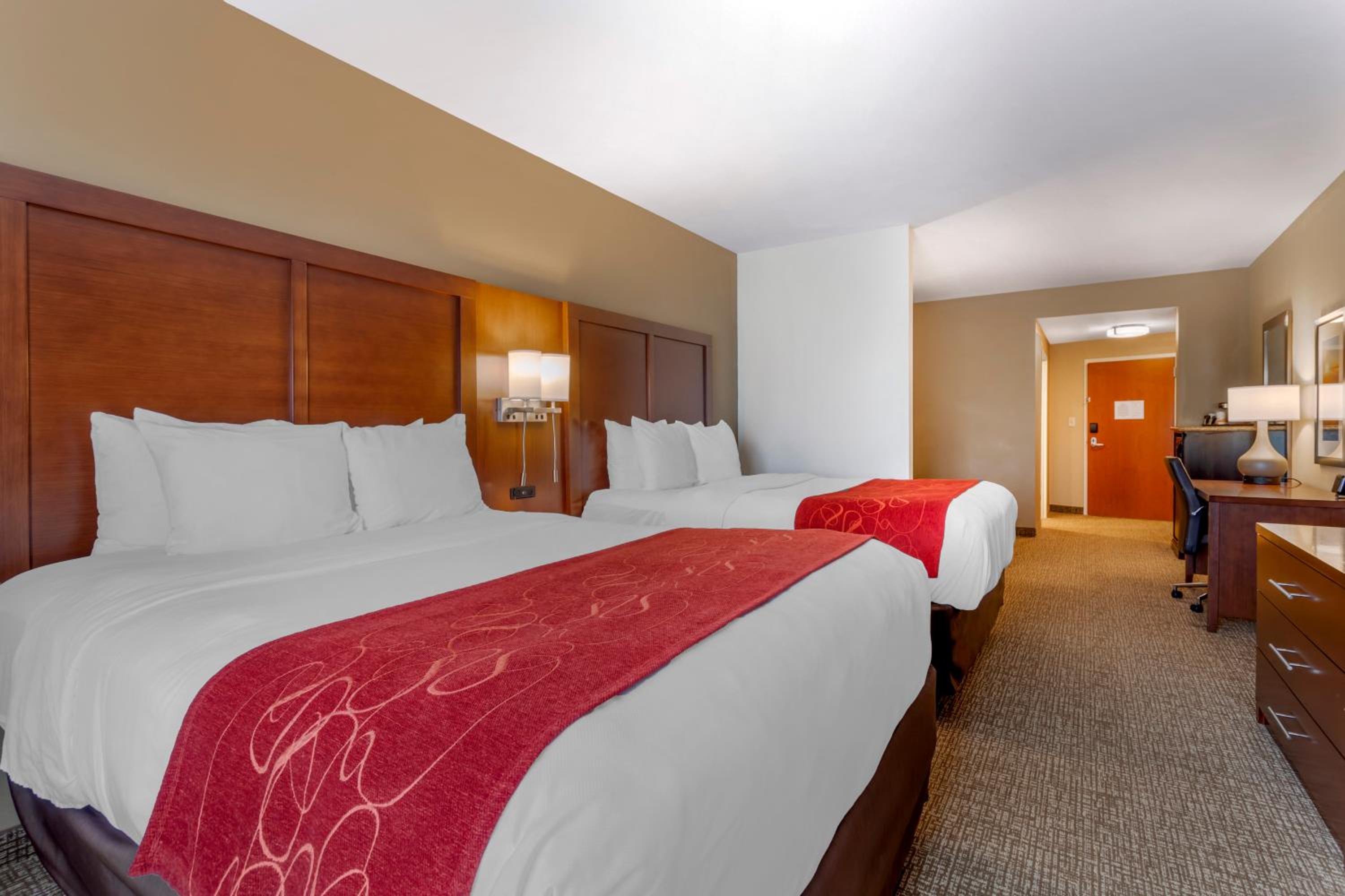 Queen Suite with Two Queen Beds - Non-Smoking - Photo 1