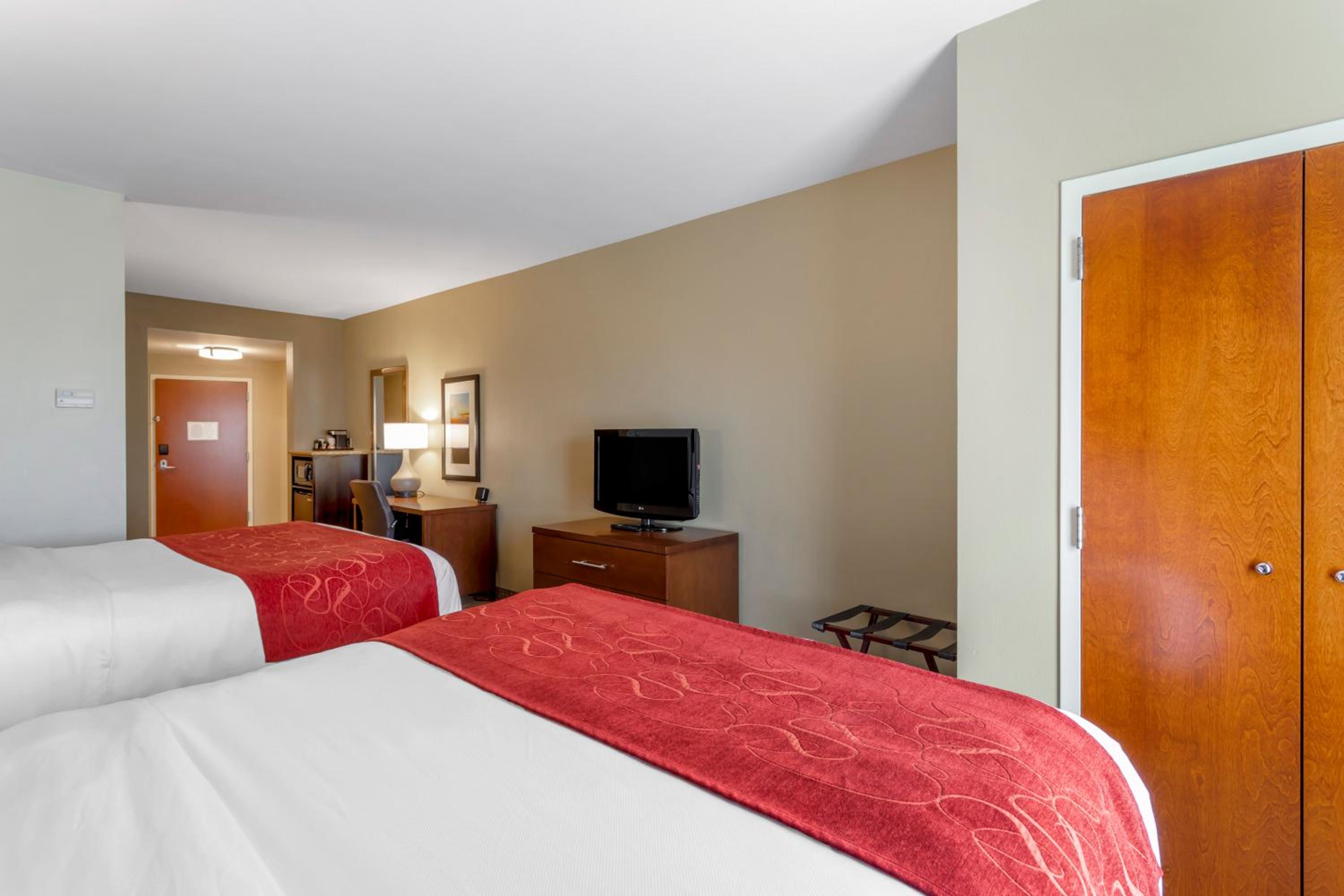 Queen Suite with Two Queen Beds - Non-Smoking - Photo 4