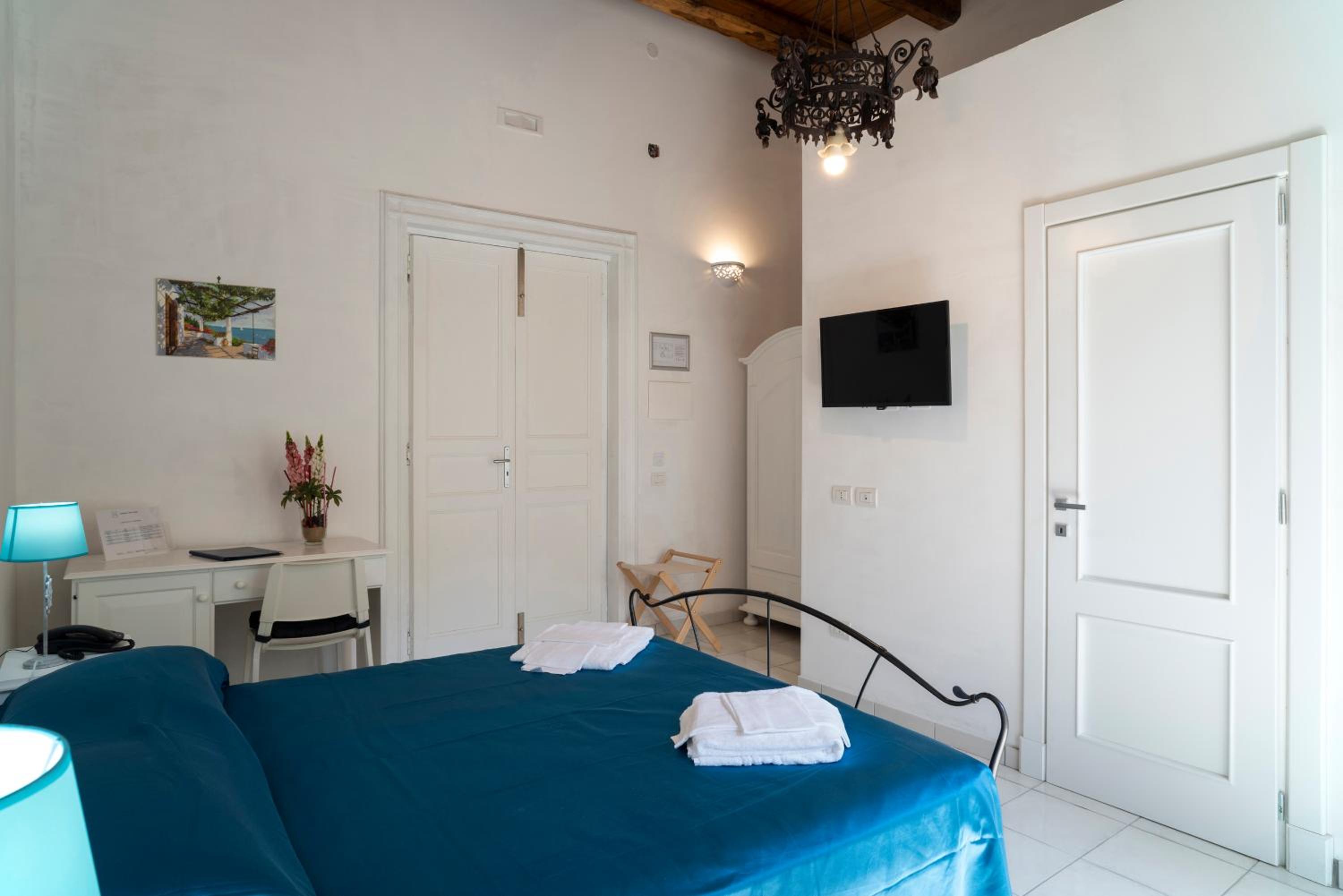 Double Room - Photo 9