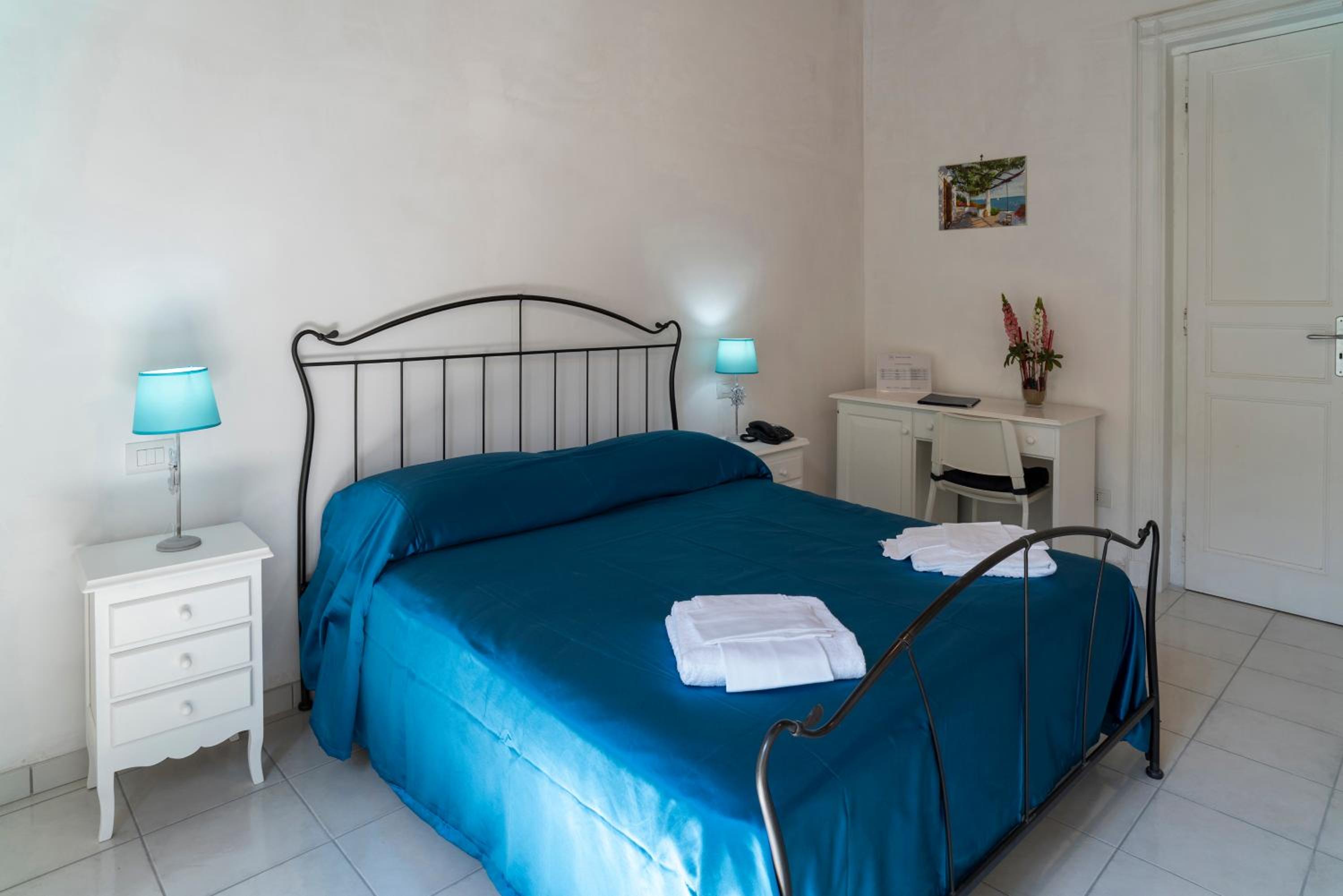 Double Room - Photo 5