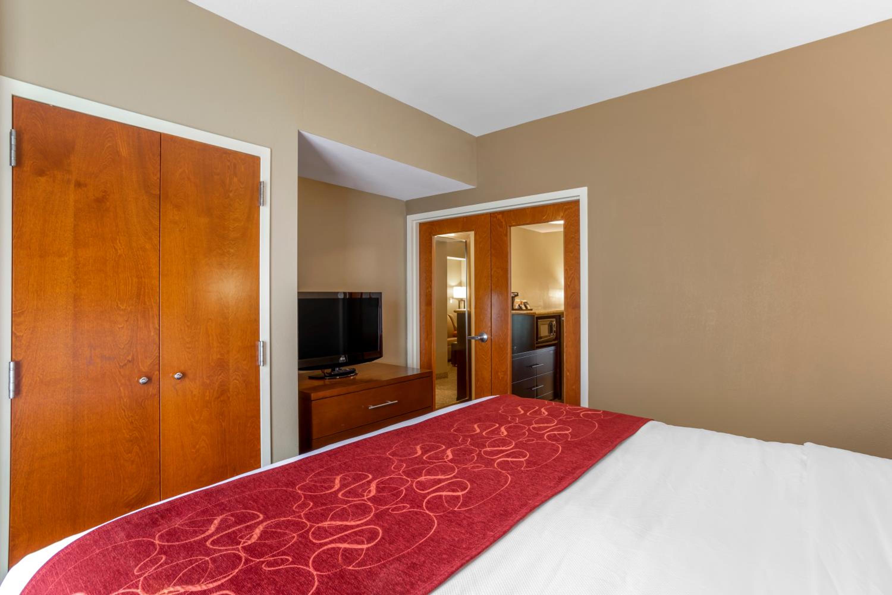One-Bedroom King Suite with Sofa Bed - Non-Smoking - Photo 5