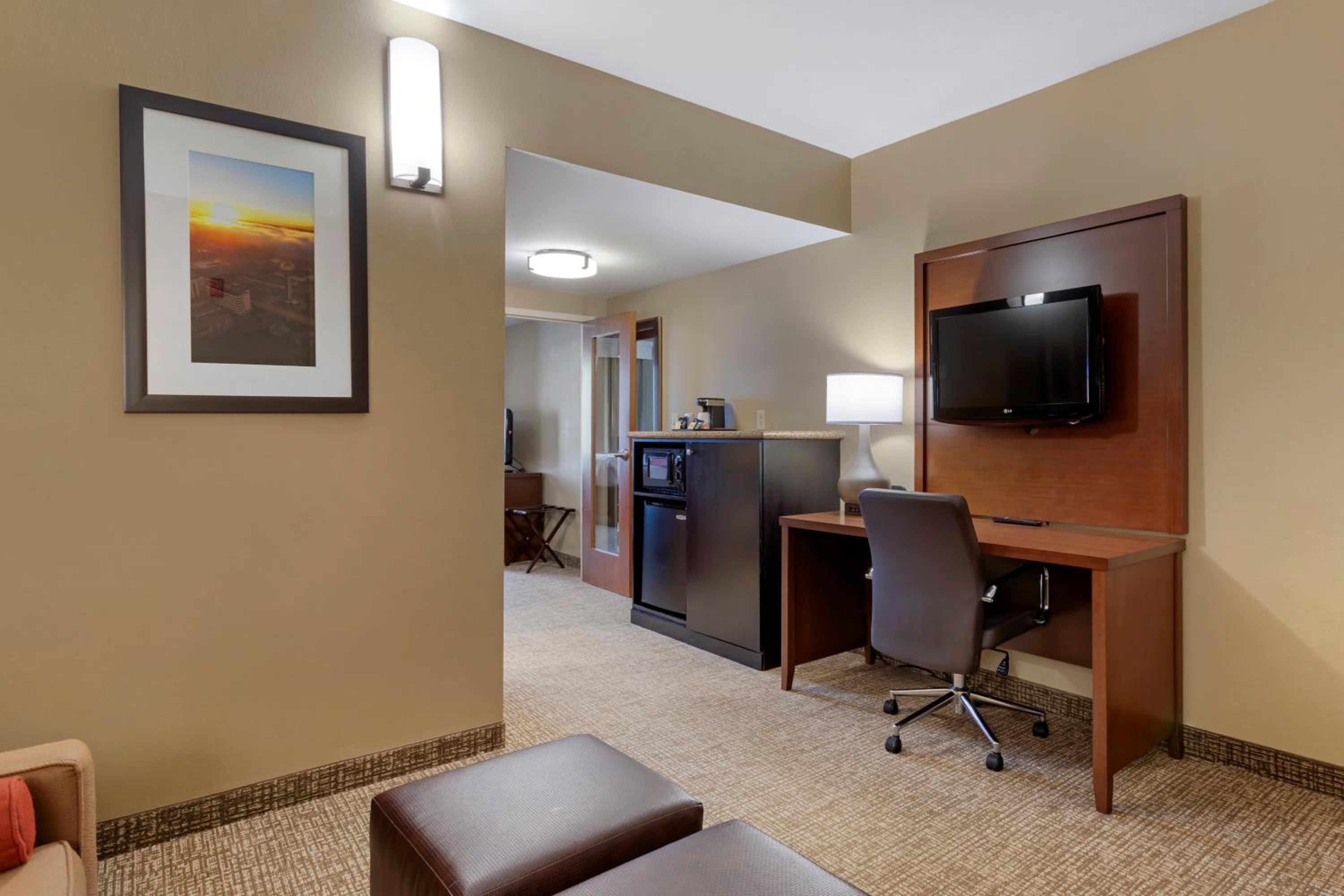 One-Bedroom Queen Suite with Sofa Bed - Non-Smoking - Photo 1
