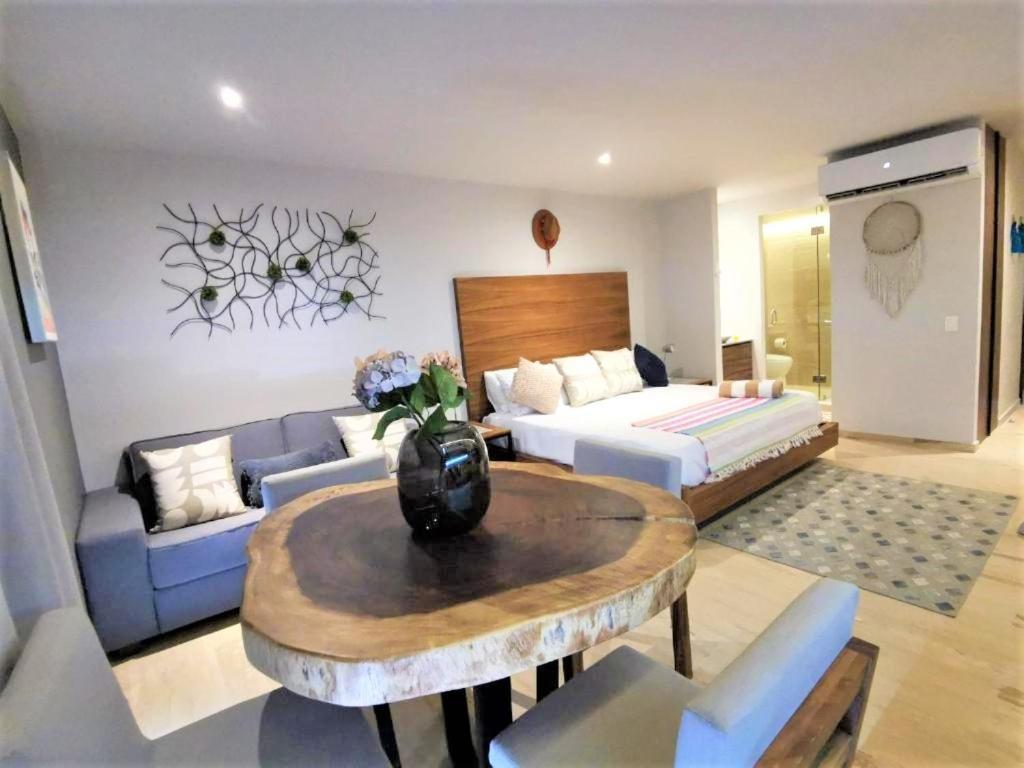 Suite de lujo con vista al jardín y balcón privado