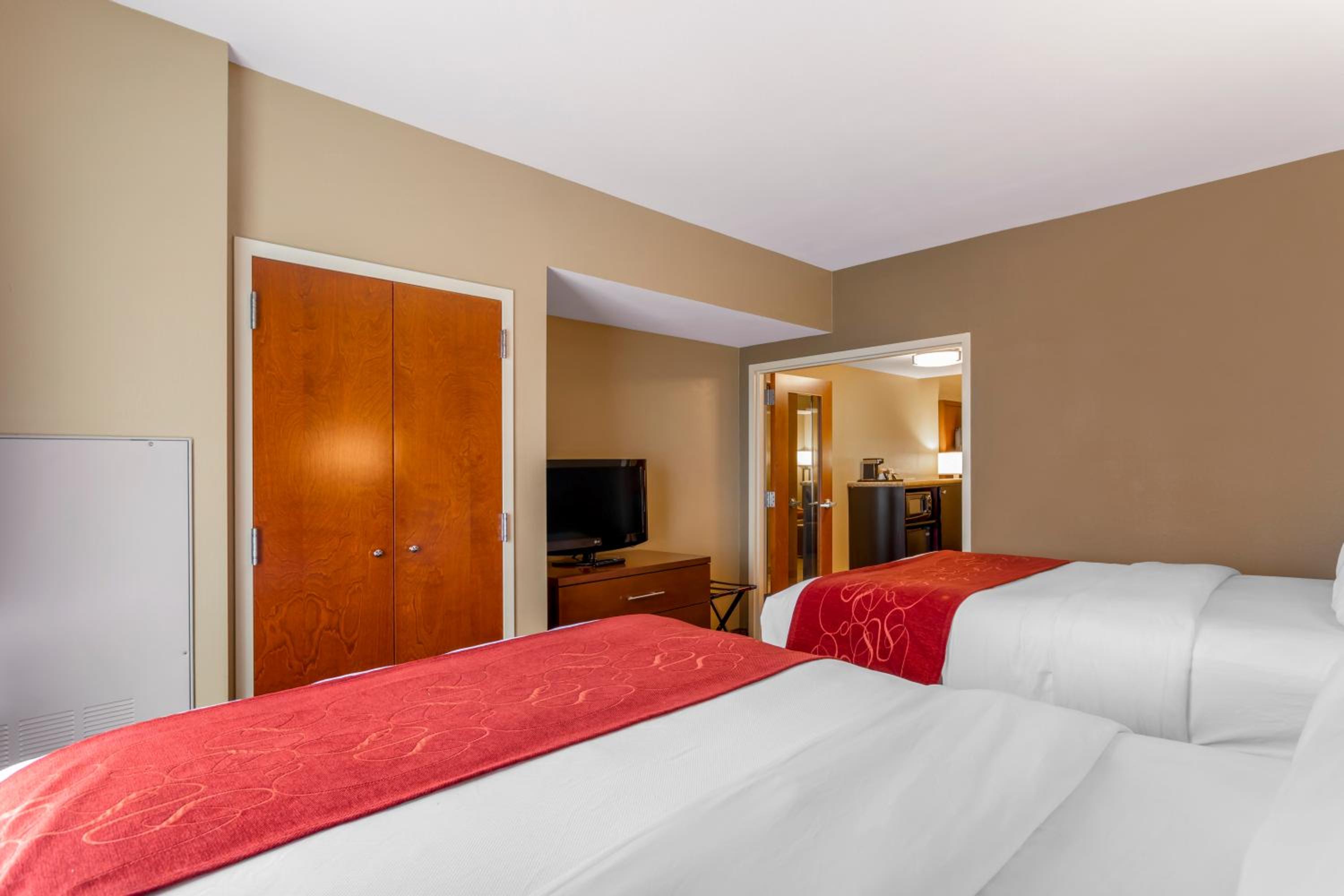One-Bedroom Queen Suite with Sofa Bed - Non-Smoking - Photo 5