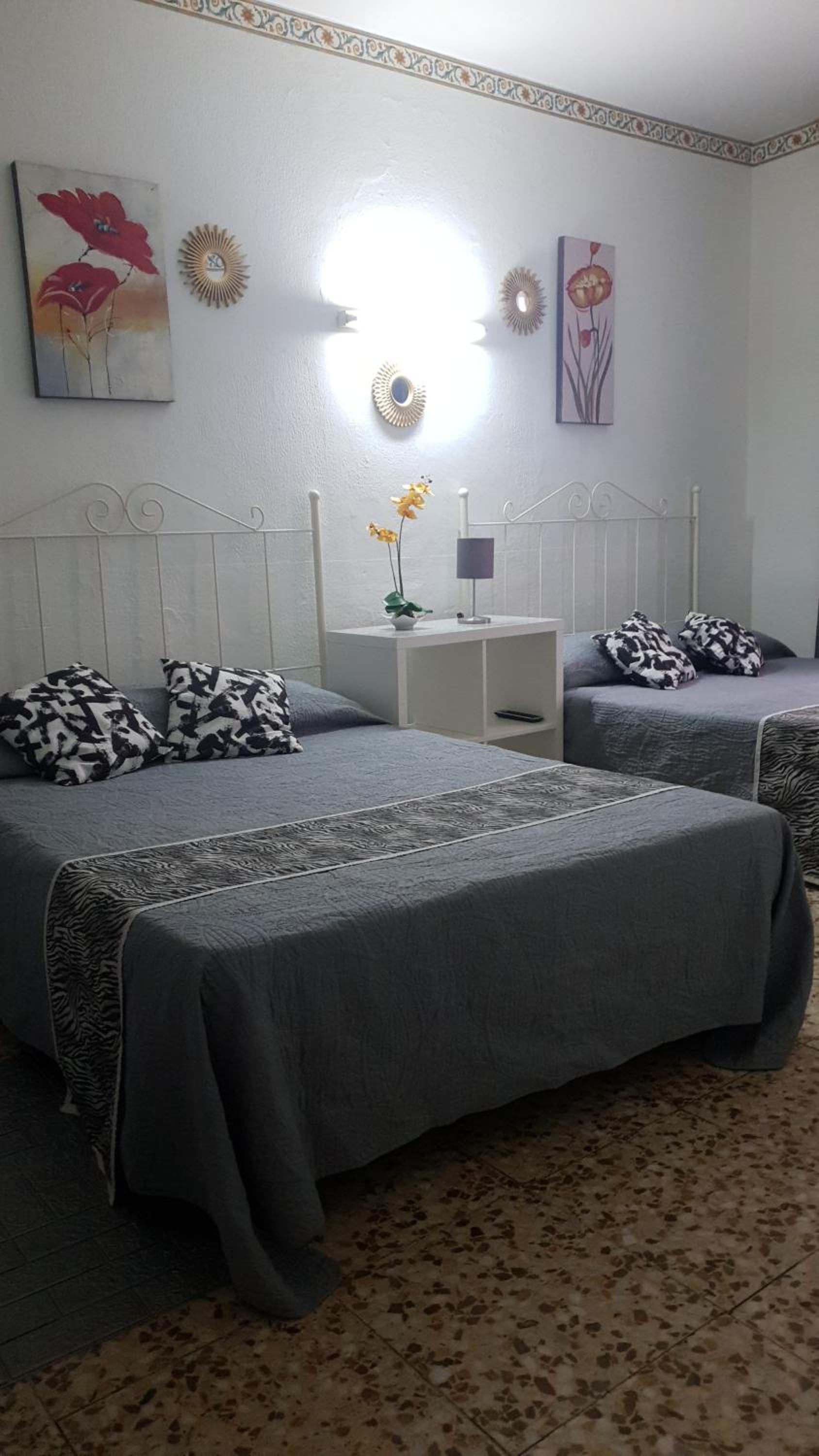 Habitación Cuádruple con Balcón y Baño Compartido