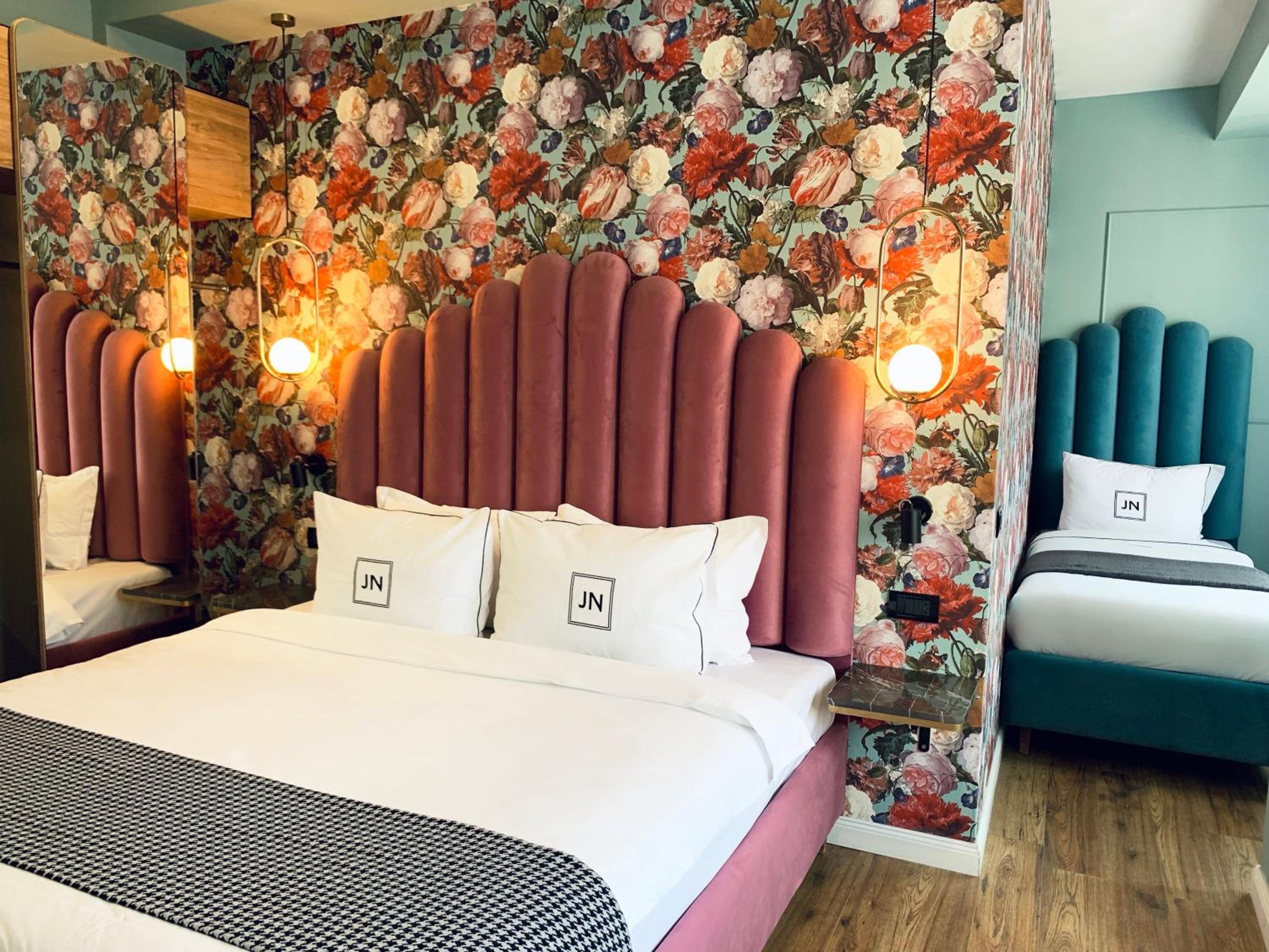 Large Twin Room - Photo 2