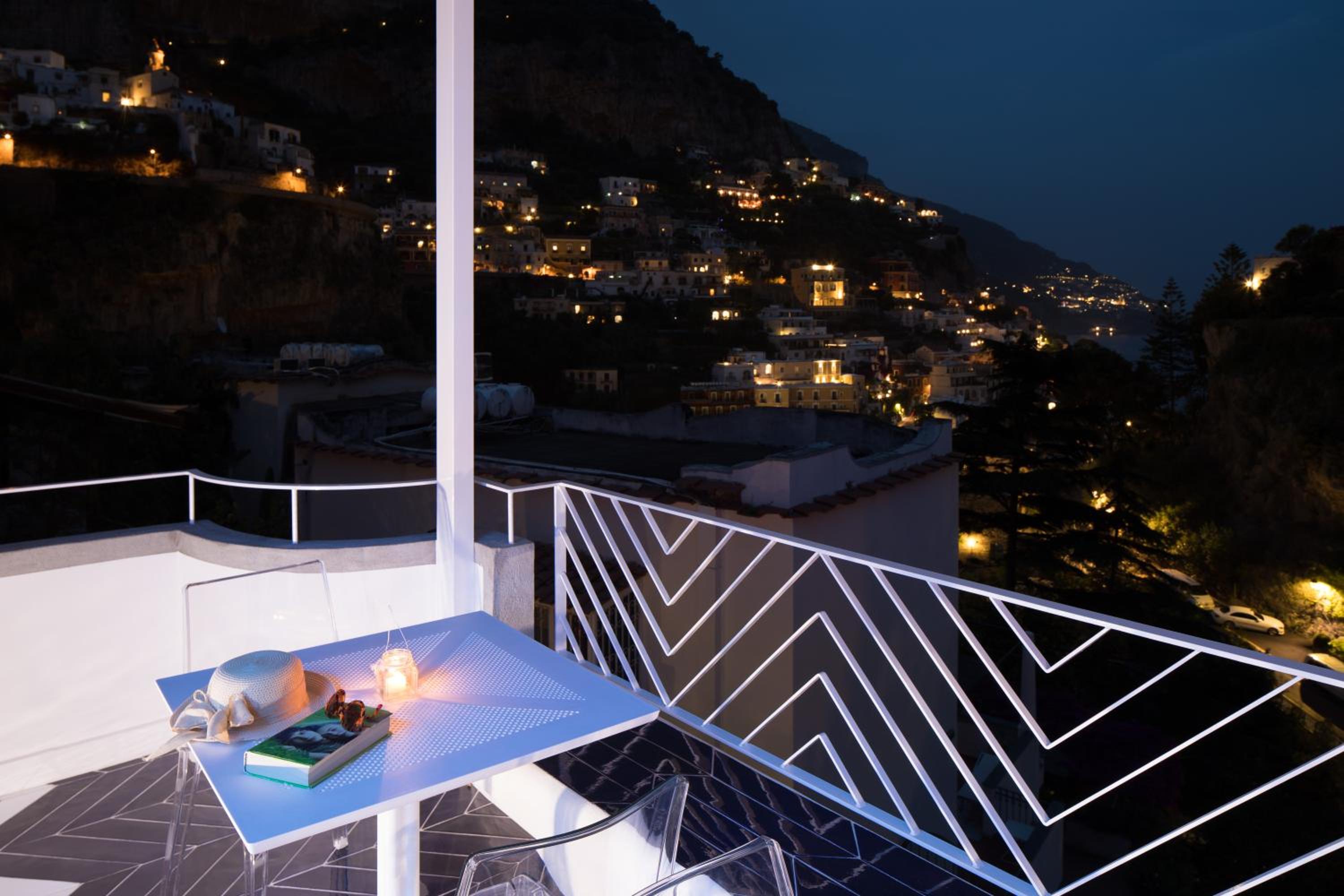 Deluxe Suite with Sea View - Photo 55