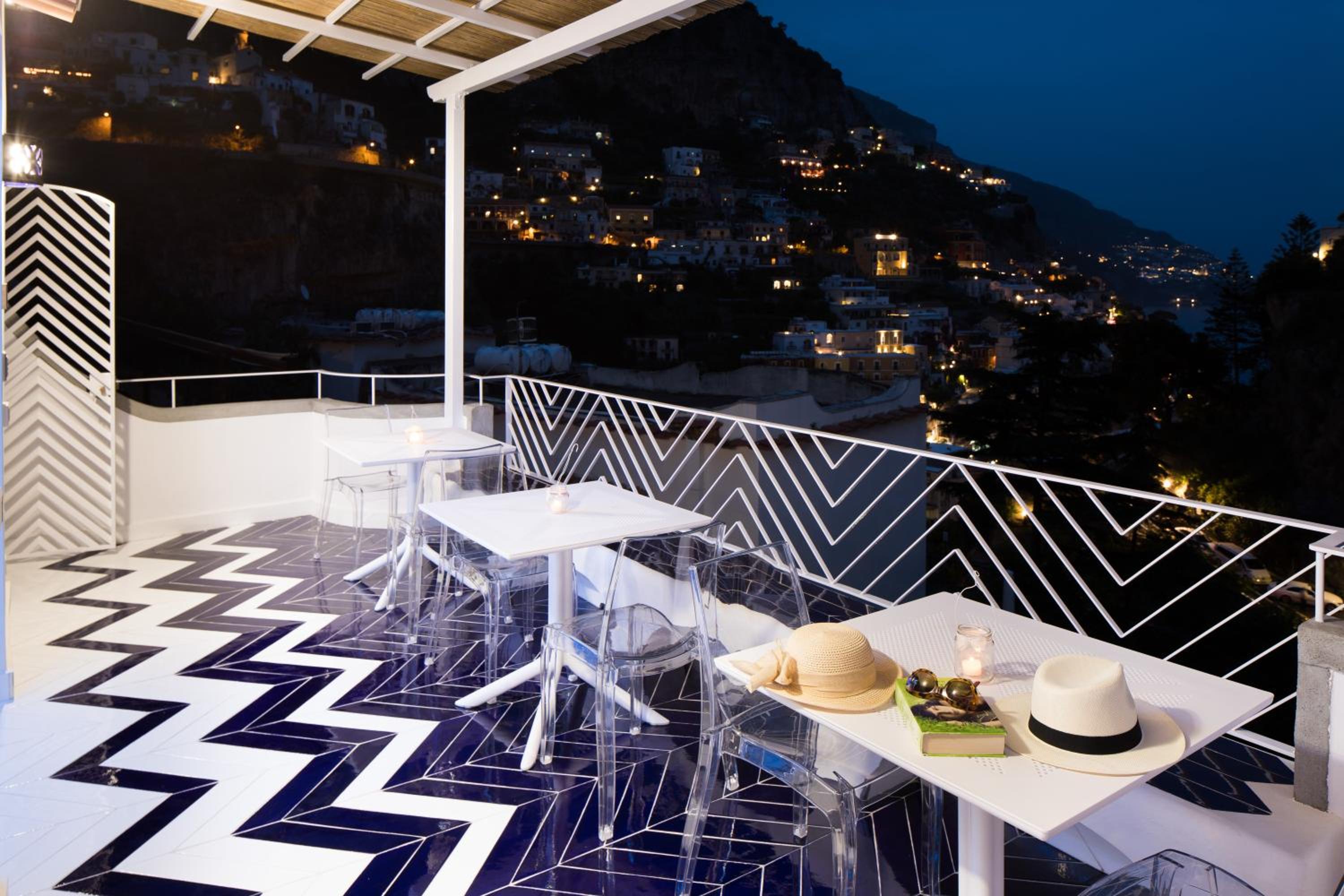 Deluxe Suite with Sea View - Photo 56