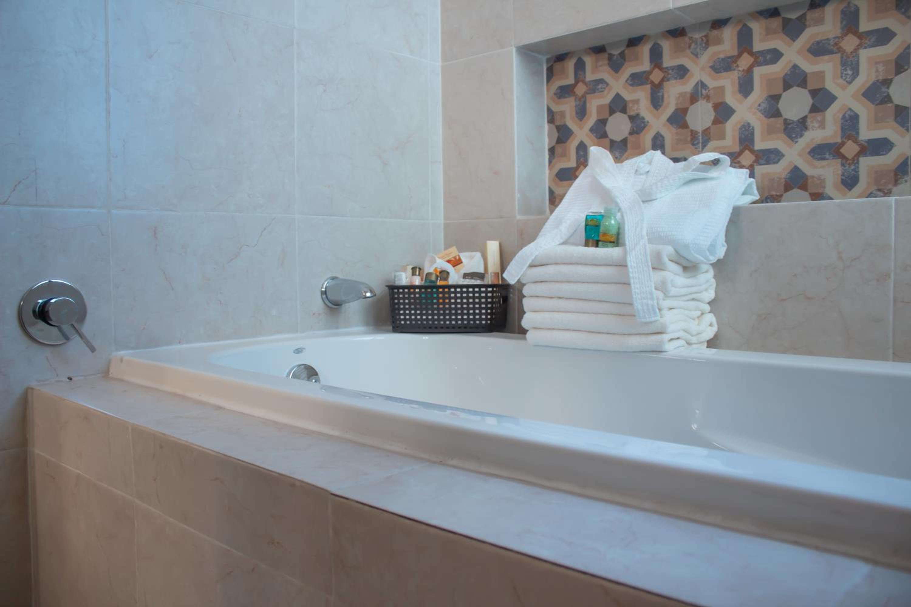 Junior Suite with King Bed and Bathtub photo 2