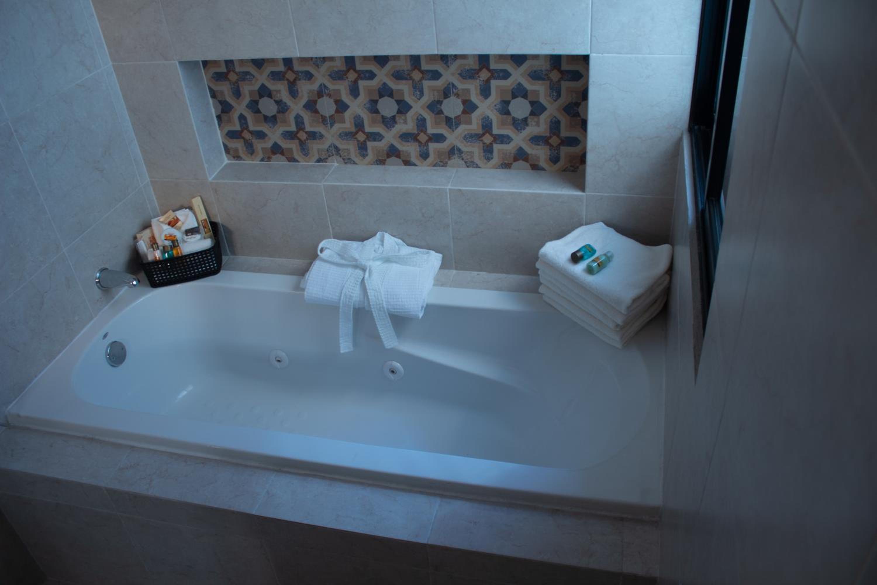 Junior Suite with King Bed and Bathtub photo 3