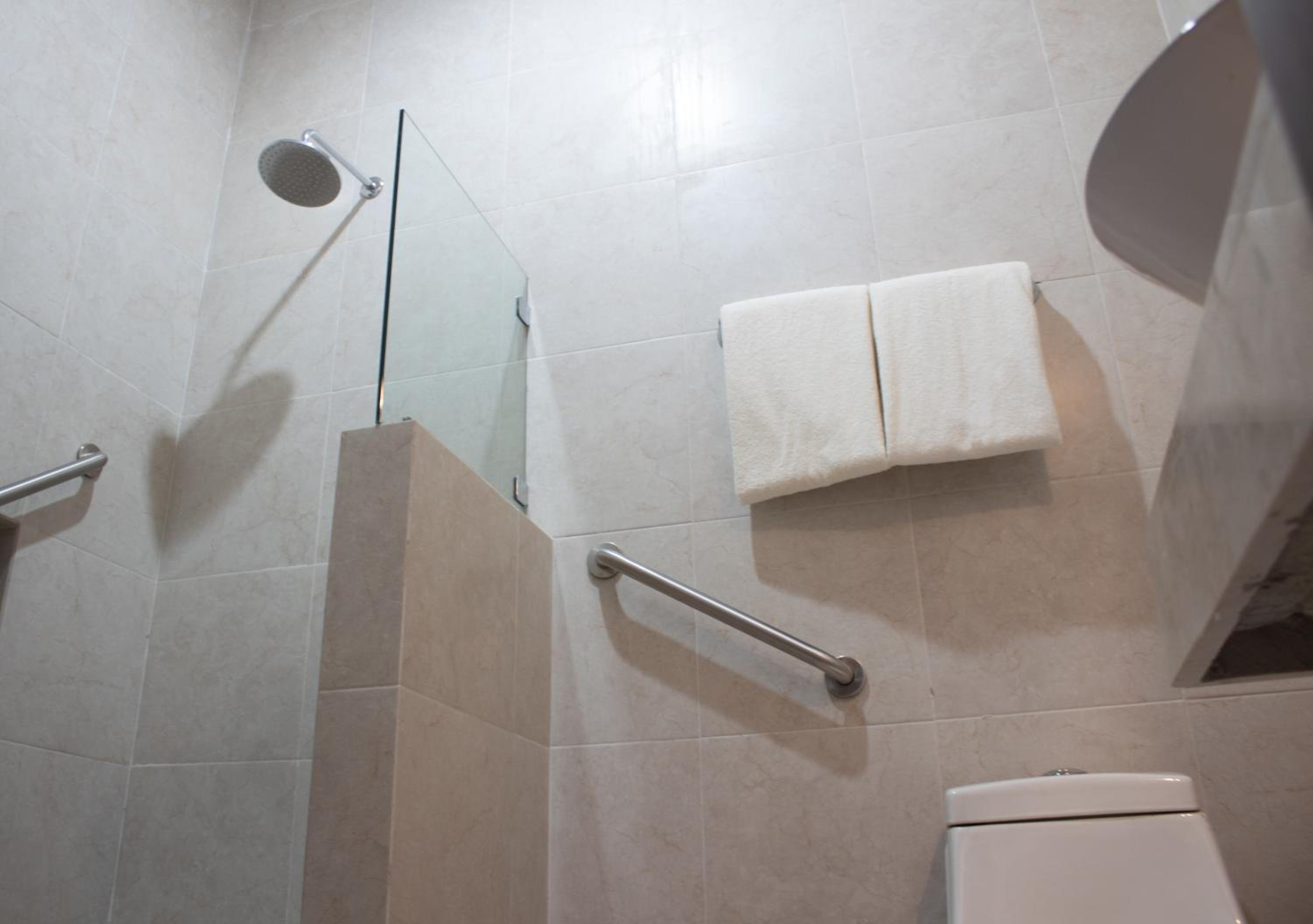 Queen Room - Disability Access photo 3