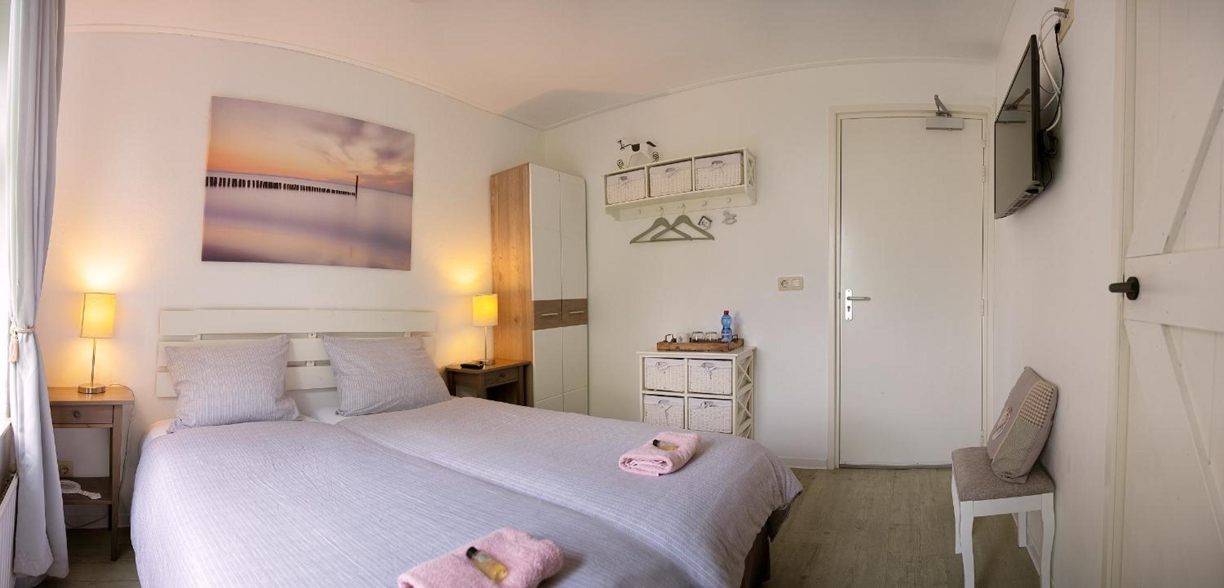 Economy Twin Room with Private Bathroom photo 1