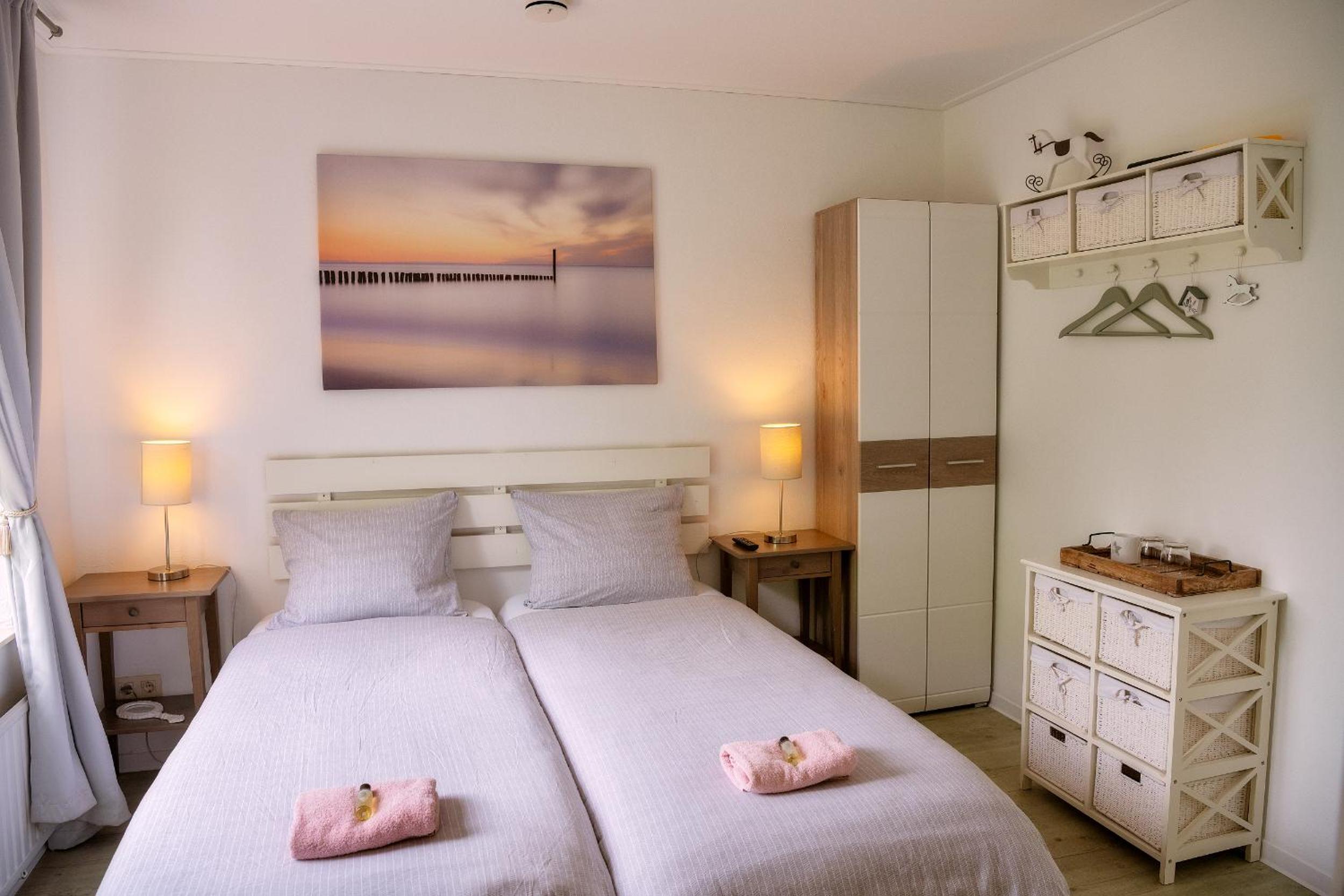 Economy Twin Room with Private Bathroom photo 2