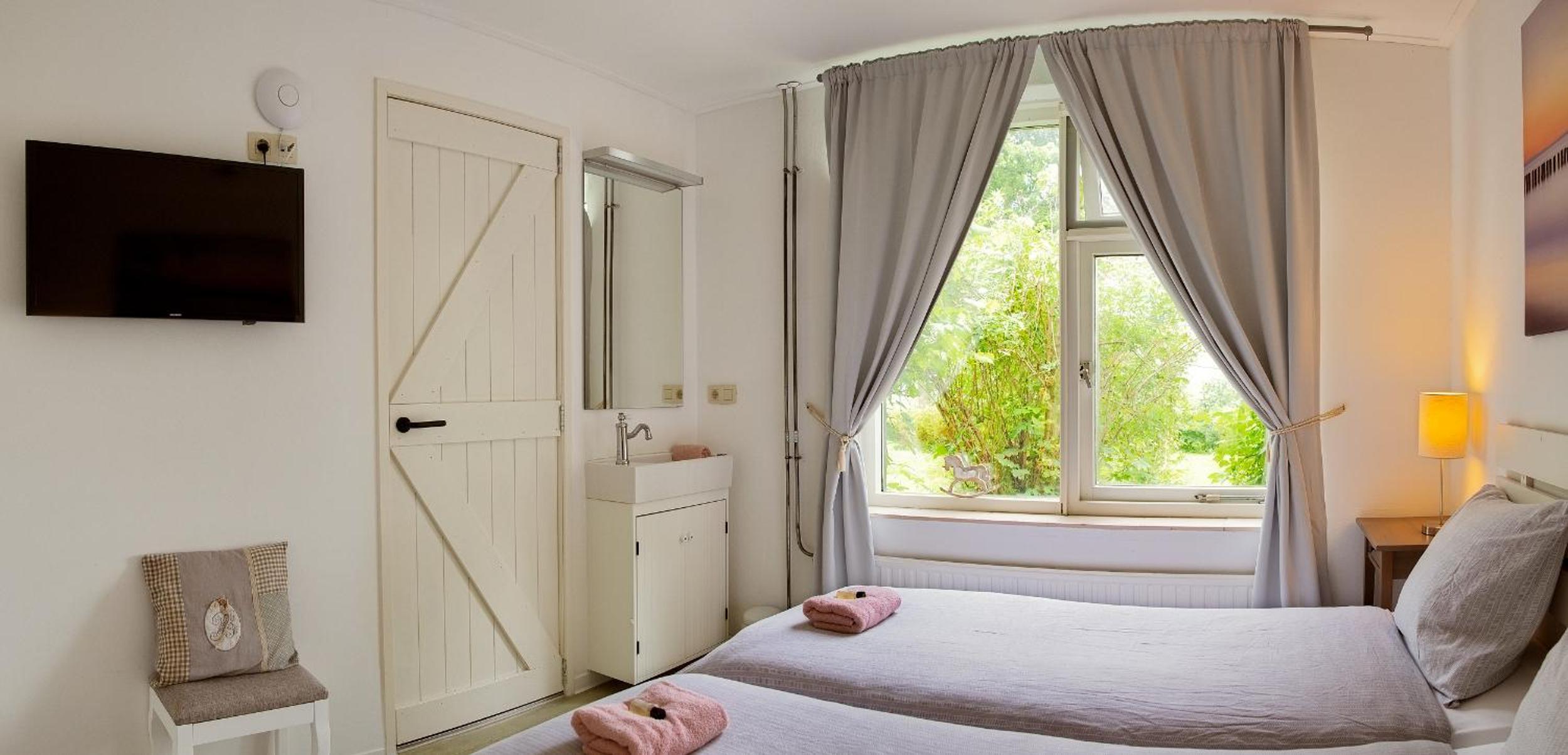 Economy Twin Room with Private Bathroom photo 3