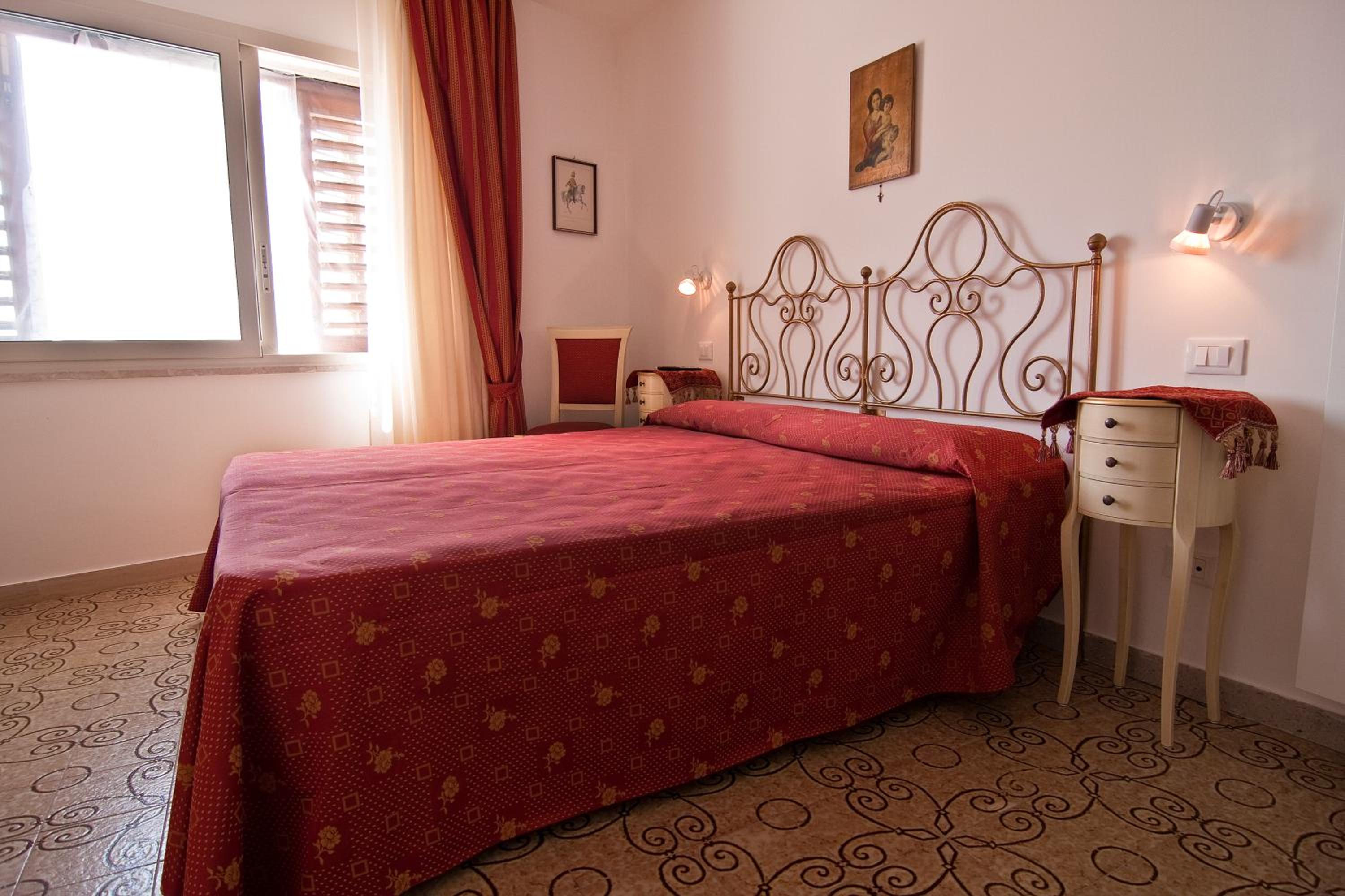 Double or Twin Room with Sea View - Photo 4