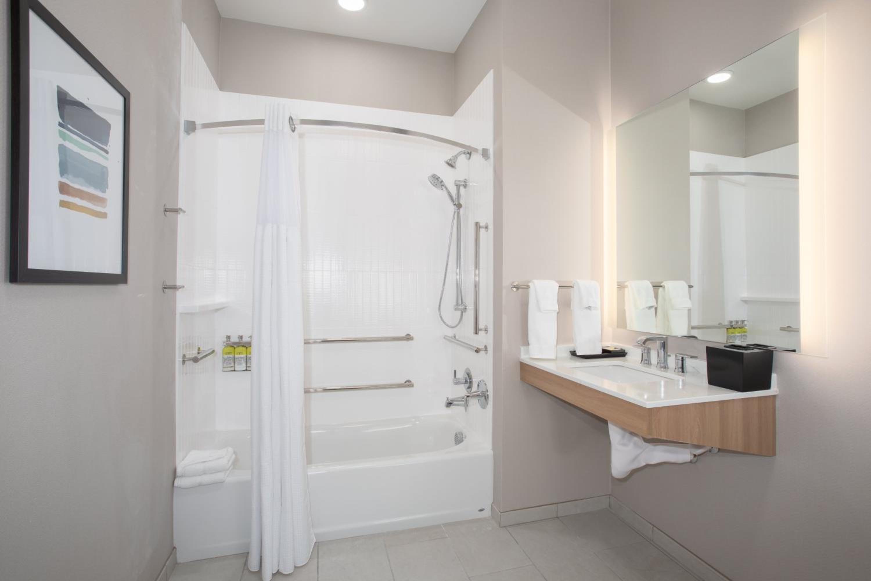 Studio Queen Suite with Communications Accessible Tub - Photo 5