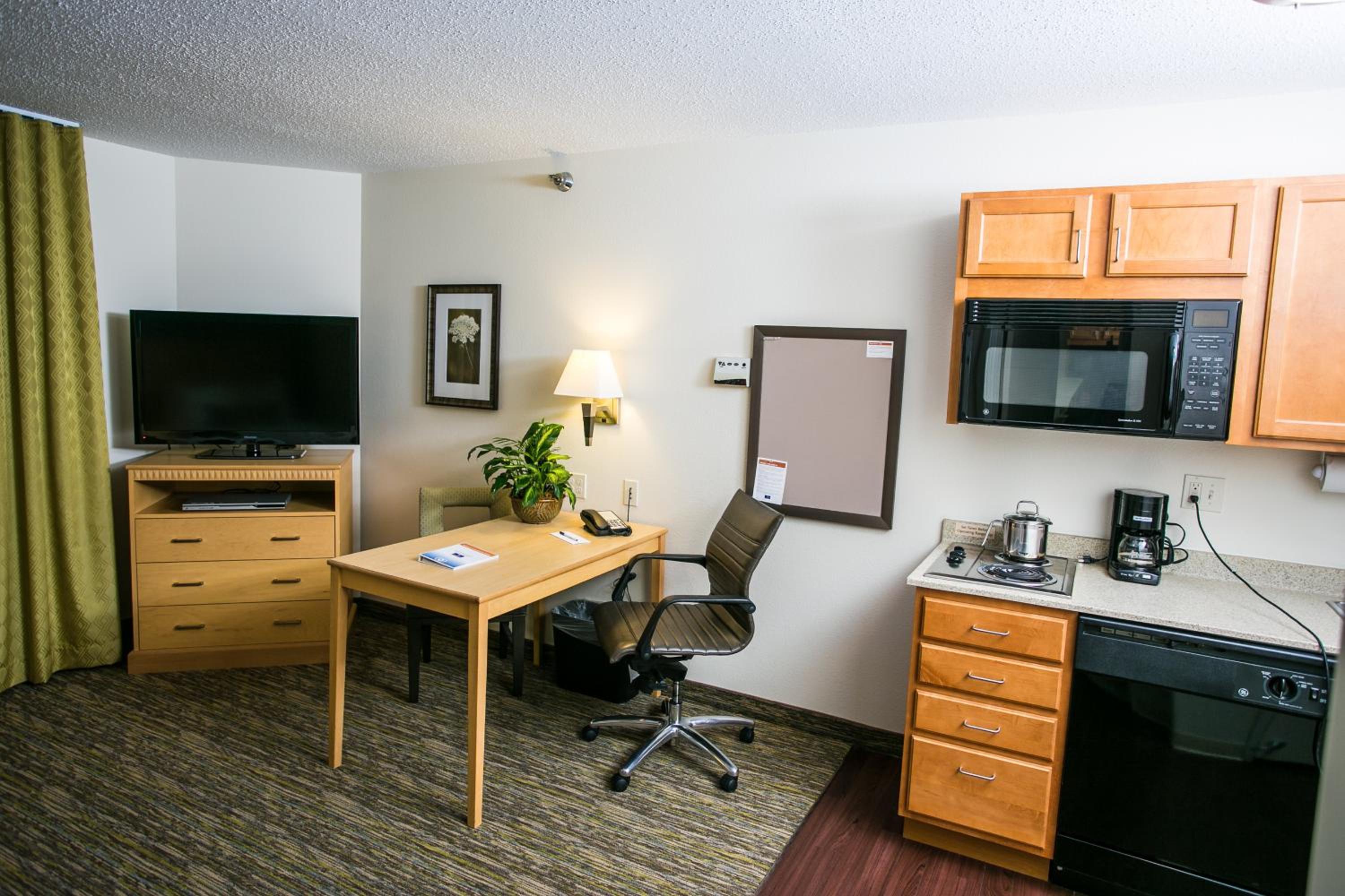 Queen Studio Suite - Photo 13