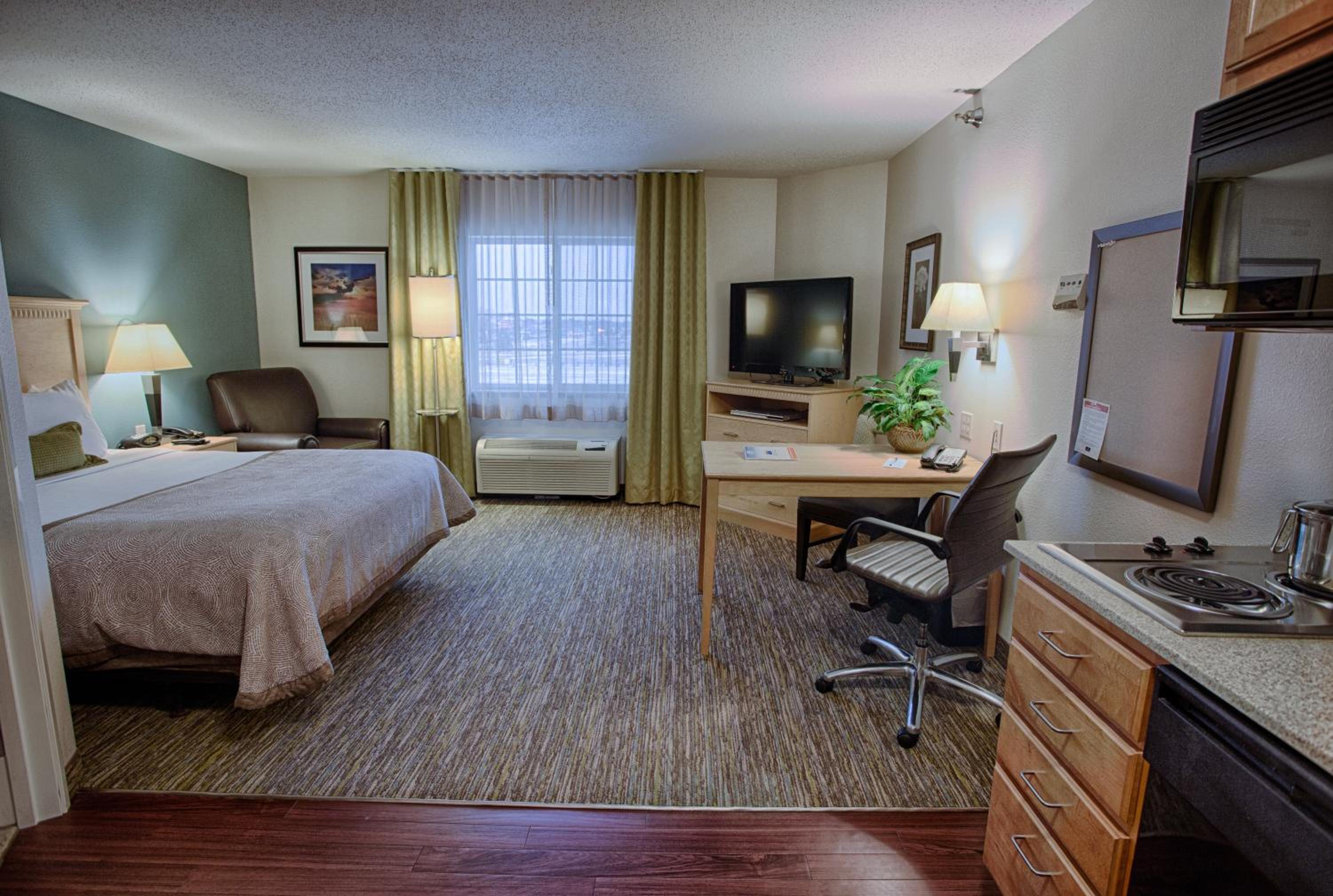Queen Studio Suite - Photo 12