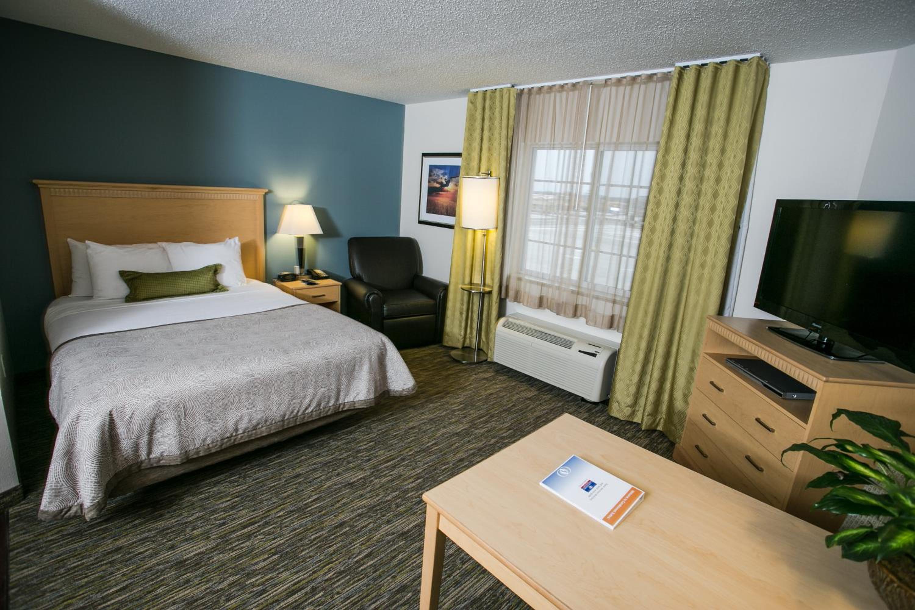 Queen Studio Suite - Photo 2