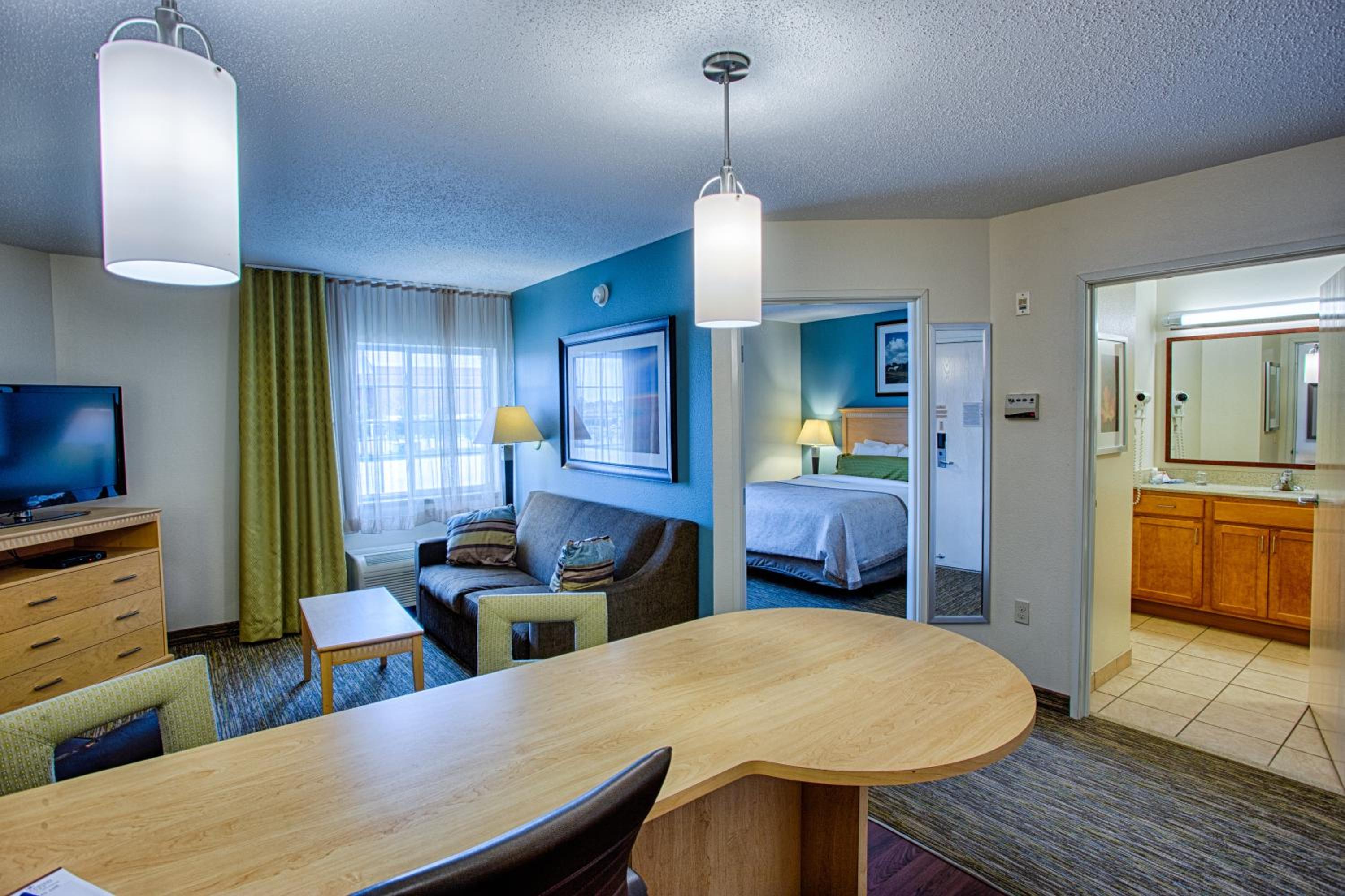 One-Bedroom Suite - Photo 2