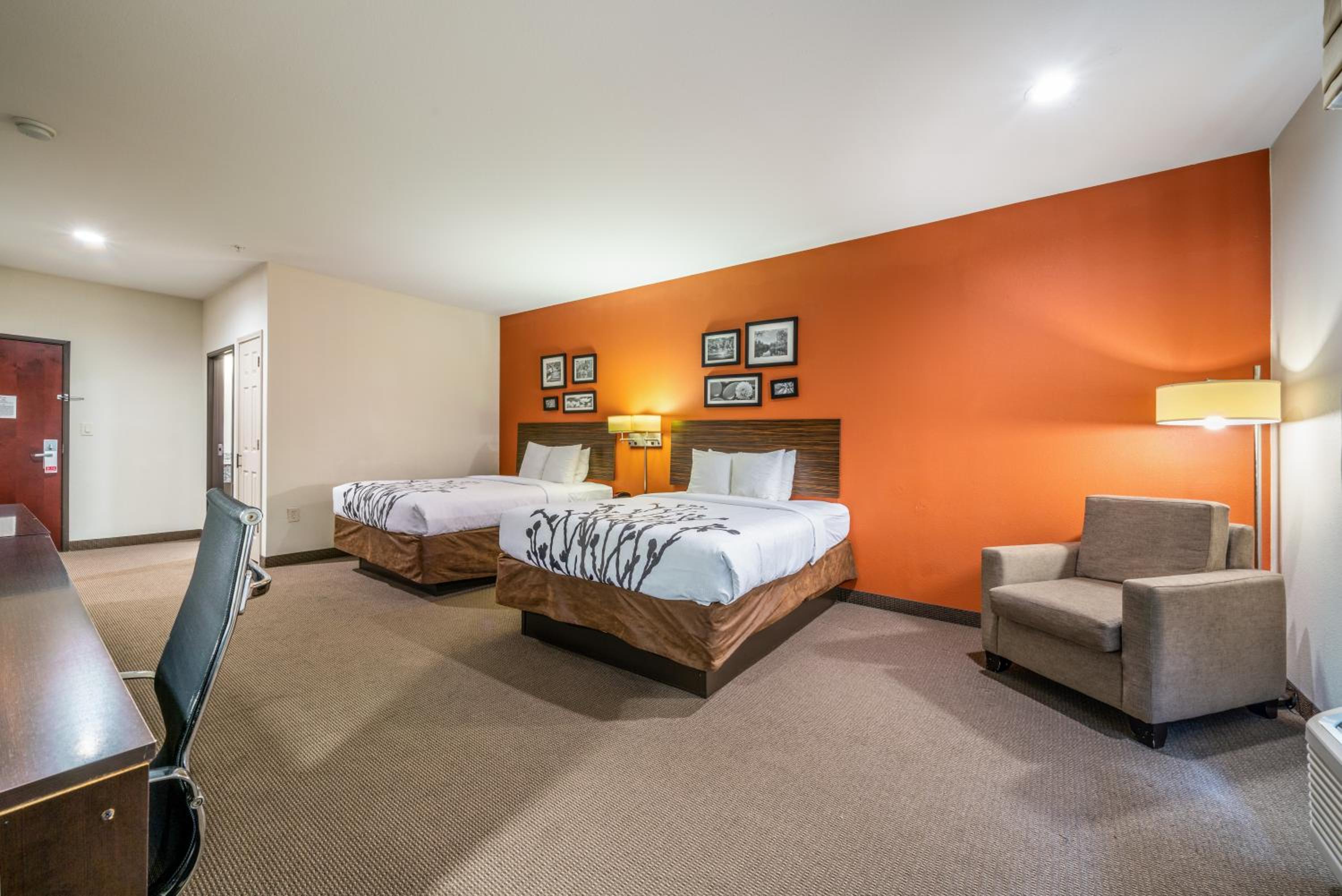 Queen Room with Two Queen Beds - Photo 7