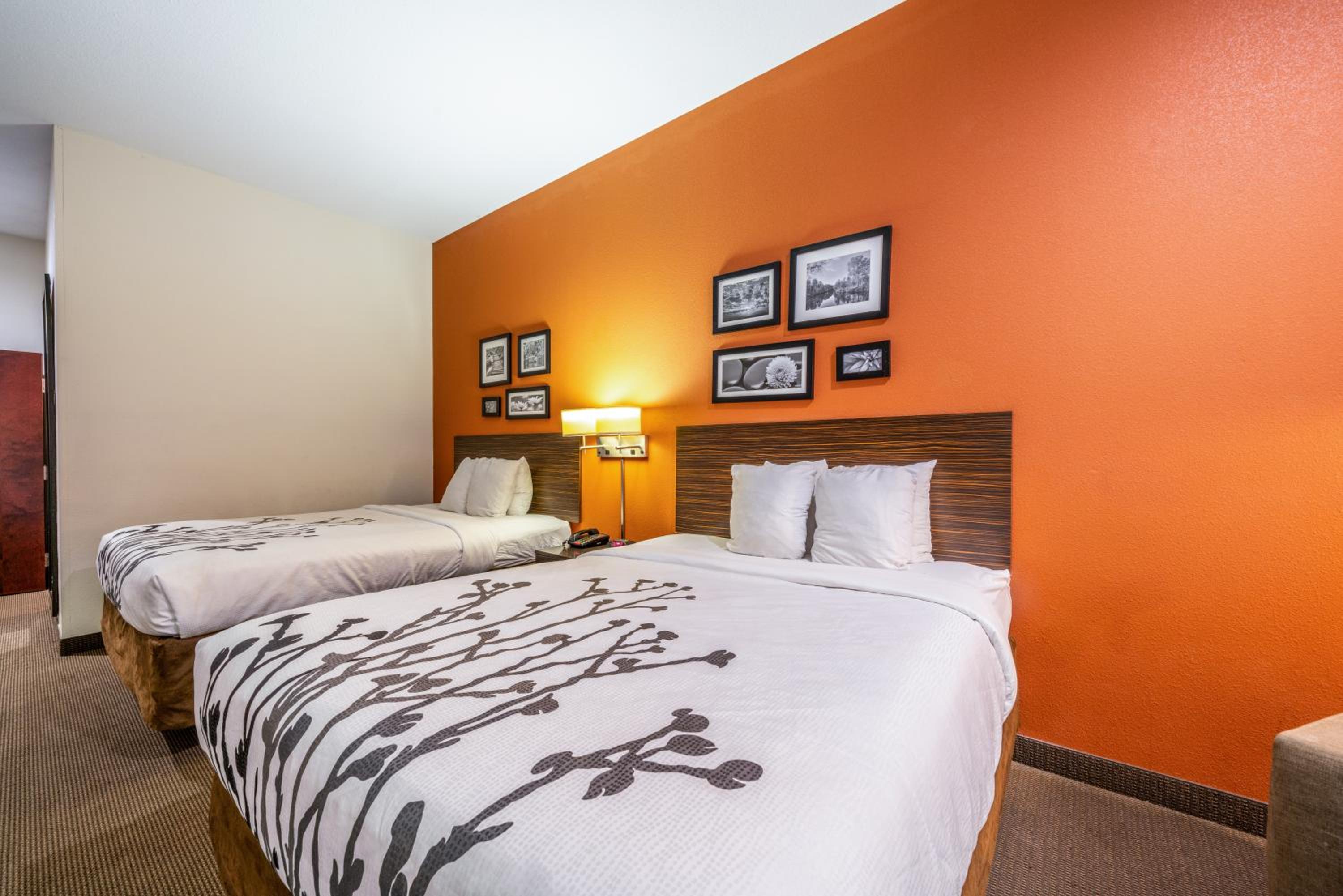 Queen Room with Two Queen Beds - Photo 4