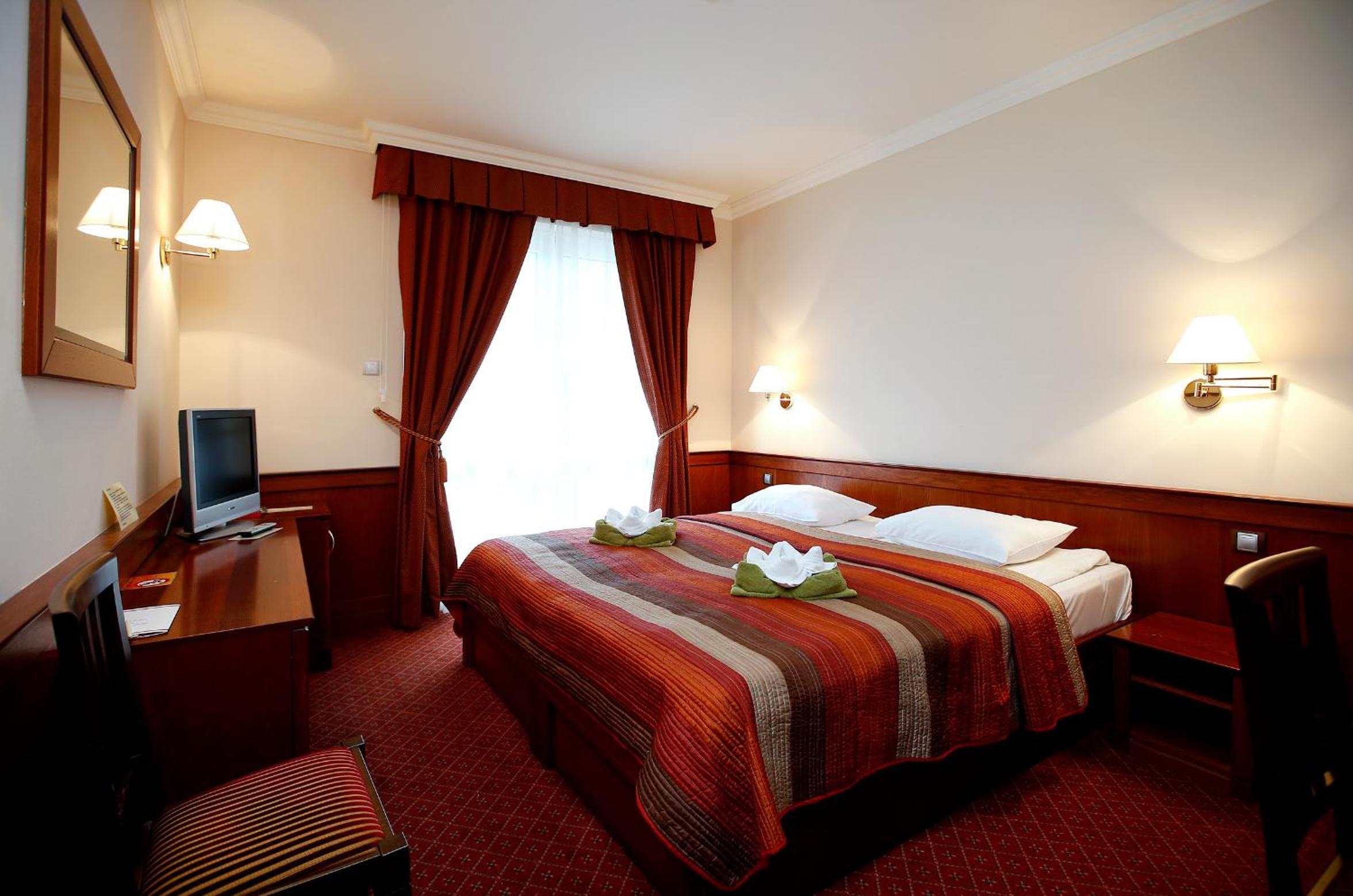 Double or Twin Room with Balcony - Photo 8