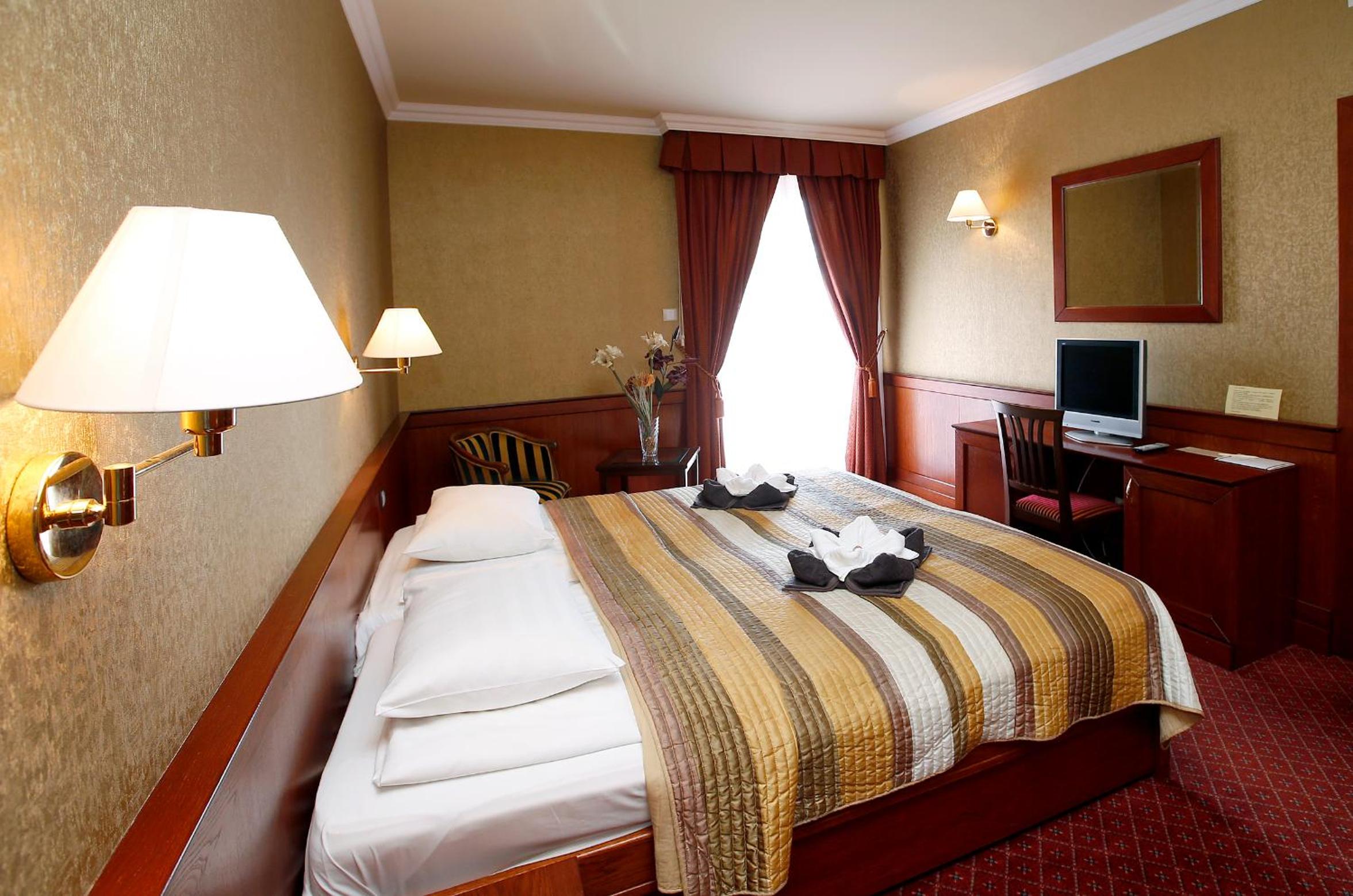 Double or Twin Room with Balcony - Photo 7