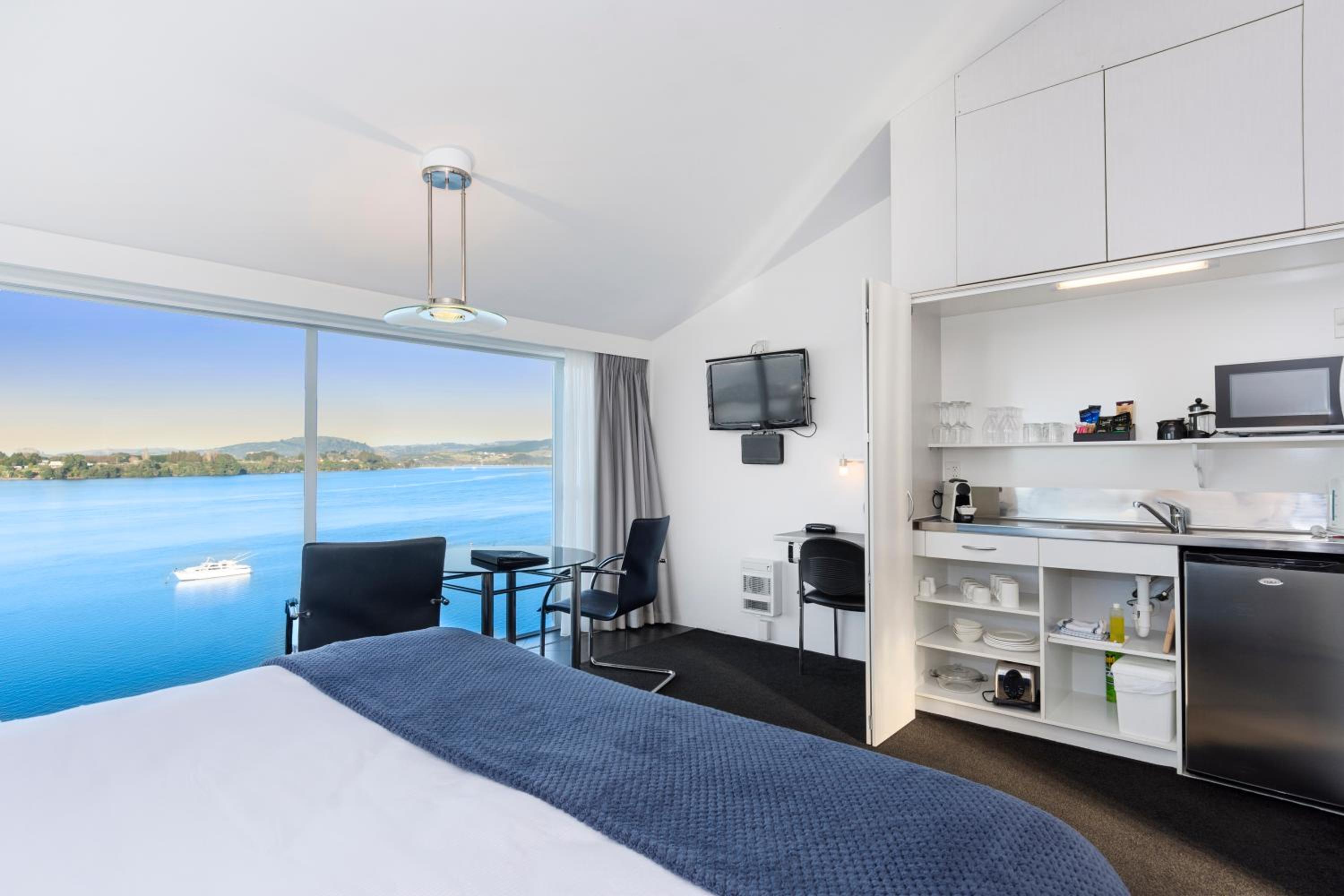 Executive King Suite - Water Front - Photo 10