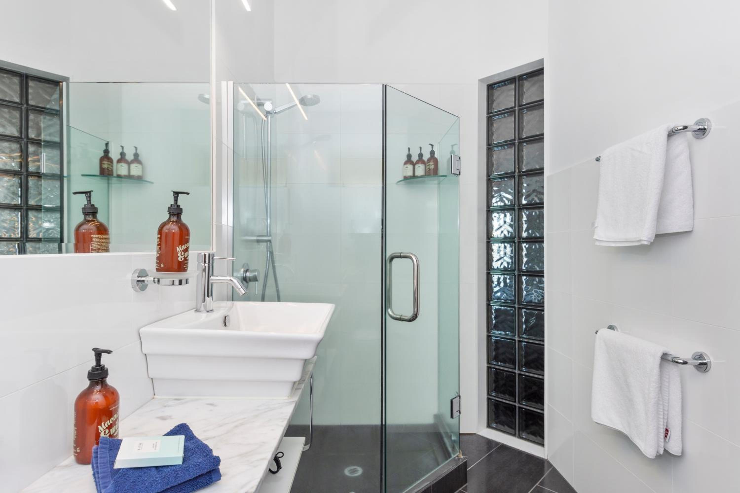 Executive Queen Suite - Water Front - Photo 3