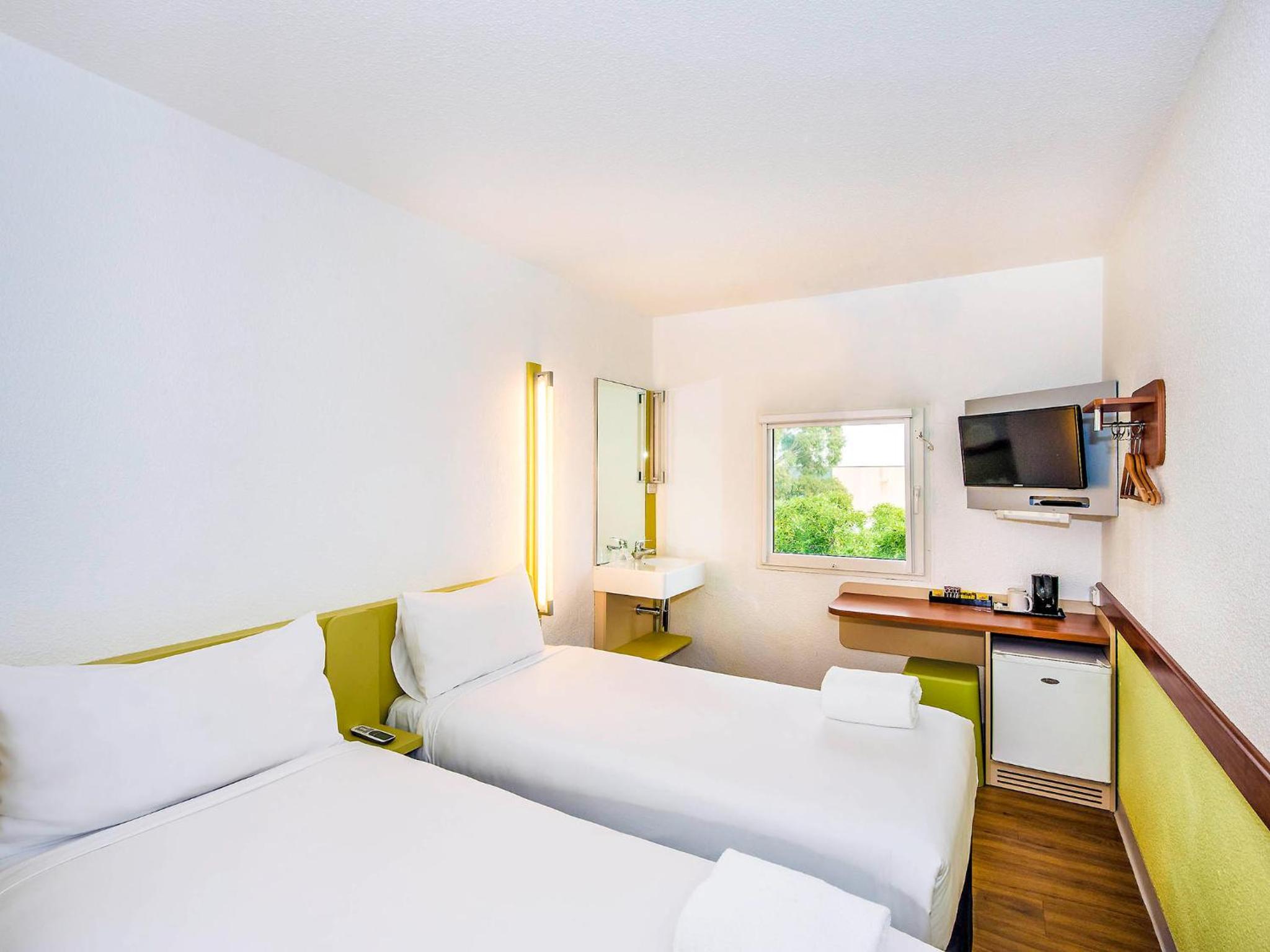 Standard Twin Room - Photo 5