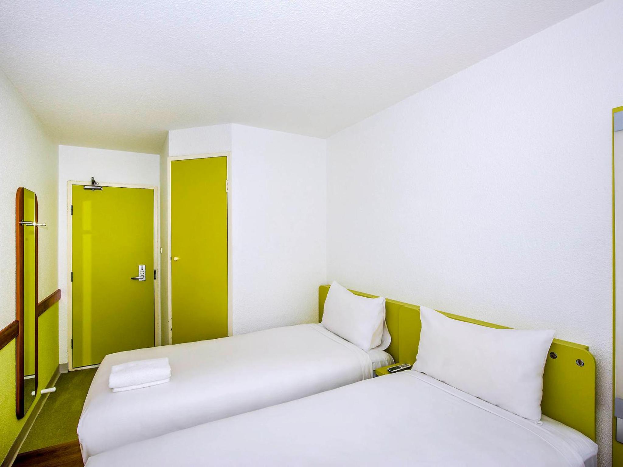 Standard Twin Room - Photo 4