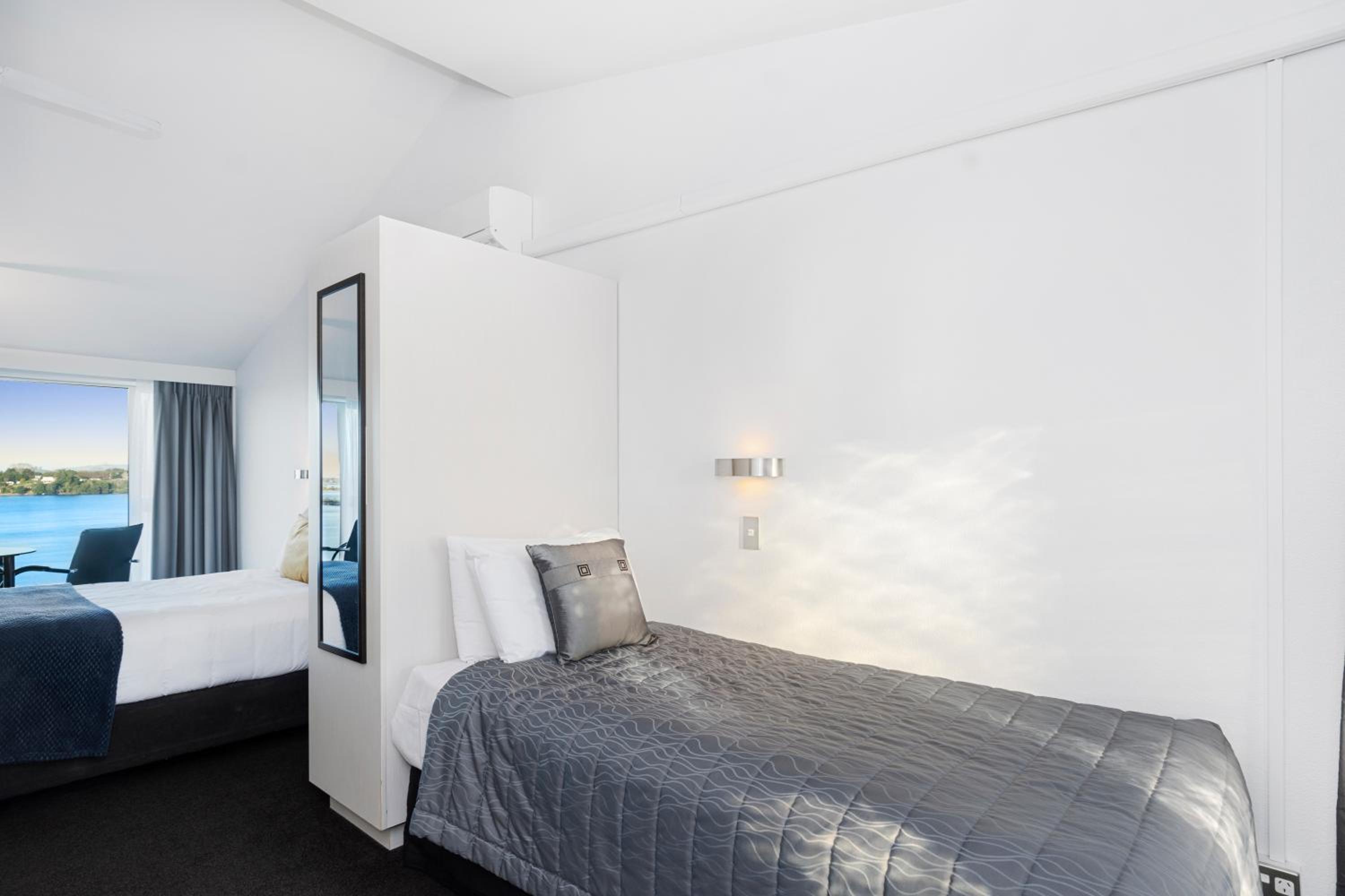 Executive Queen Suite - Water Front - Photo 11