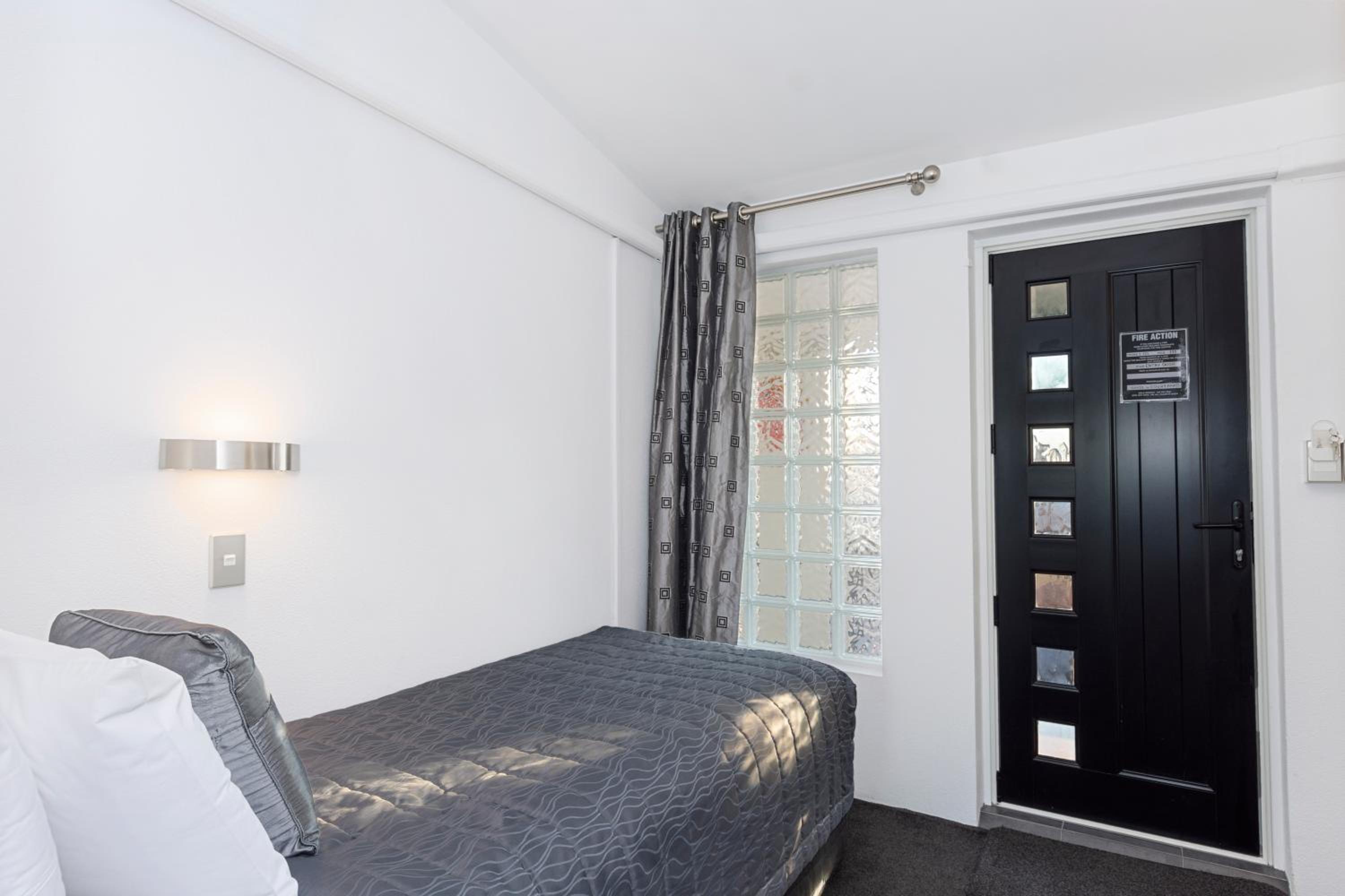 Executive Queen Suite - Water Front - Photo 10