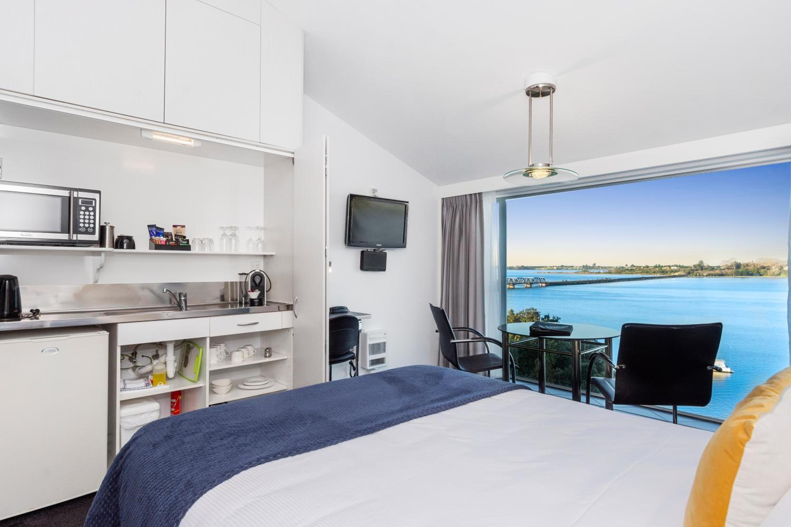 Executive Queen Suite - Water Front - Photo 1
