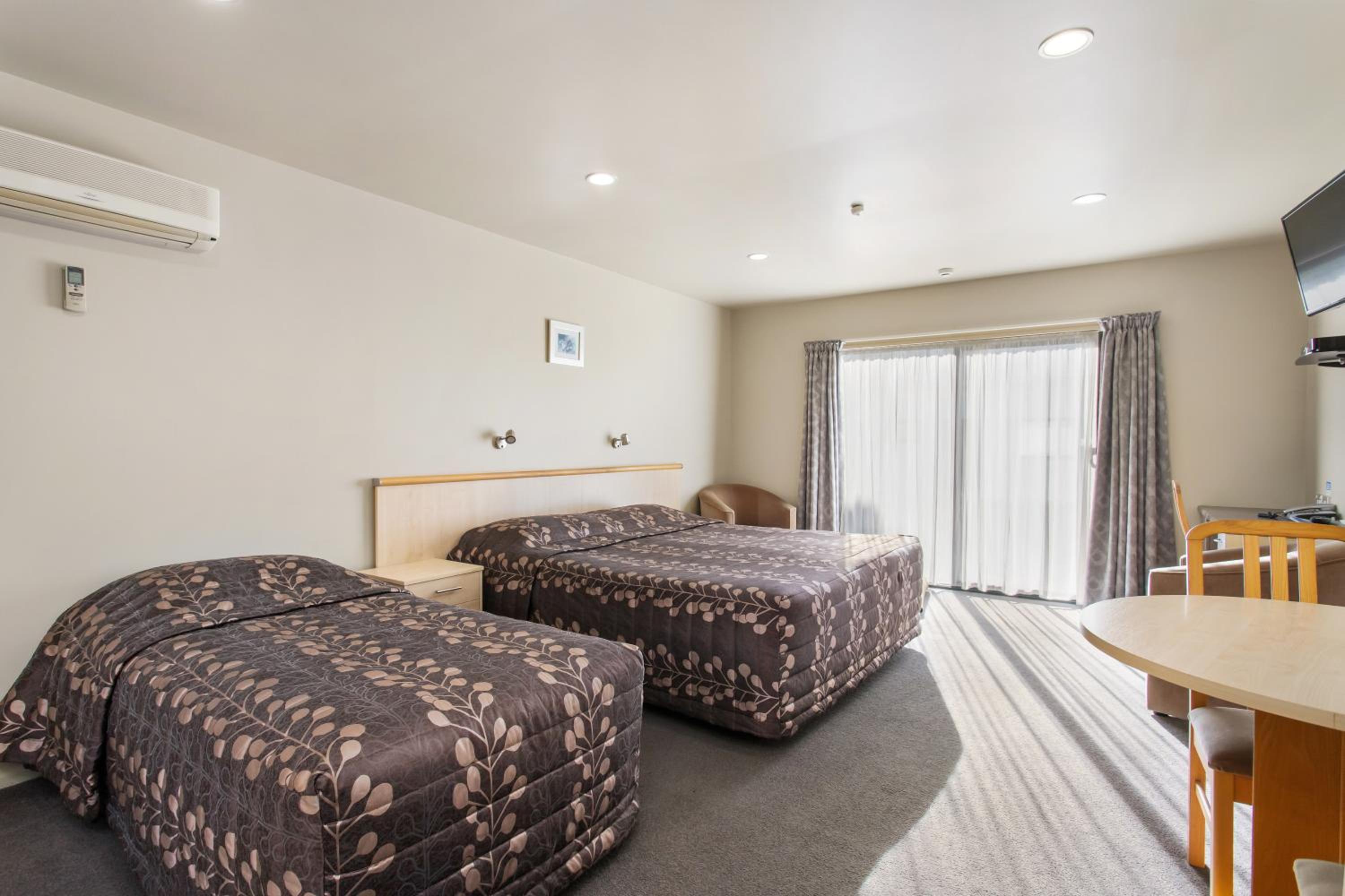 Deluxe Twin or Triple Studio with Spa Bath photo 2