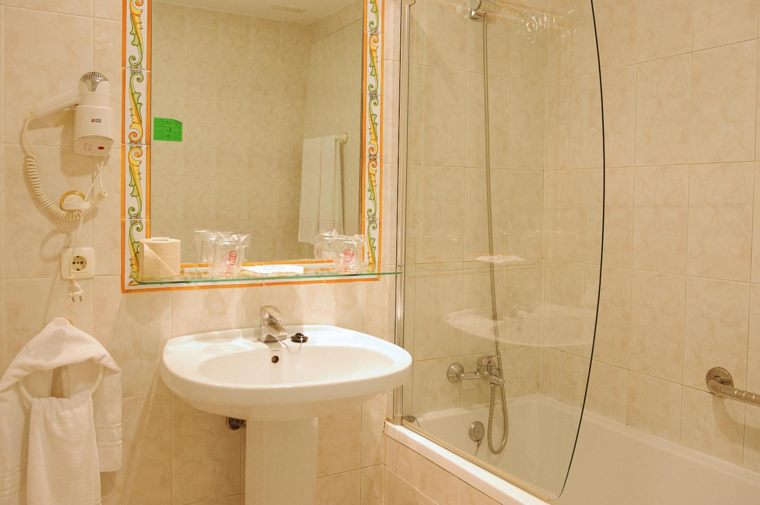 Double or Twin Room - Photo 11