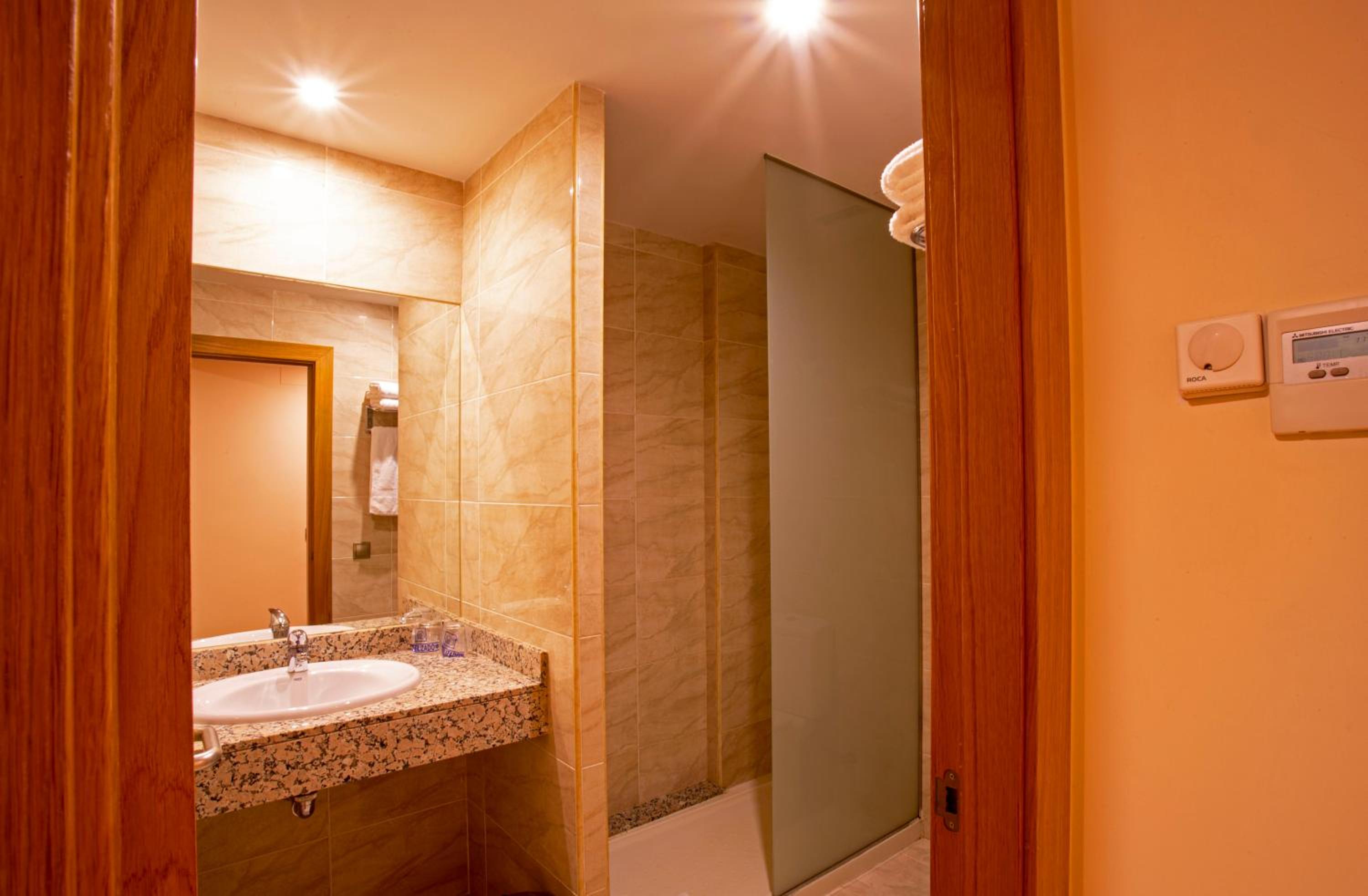 Deluxe Double or Twin Room - Photo 6